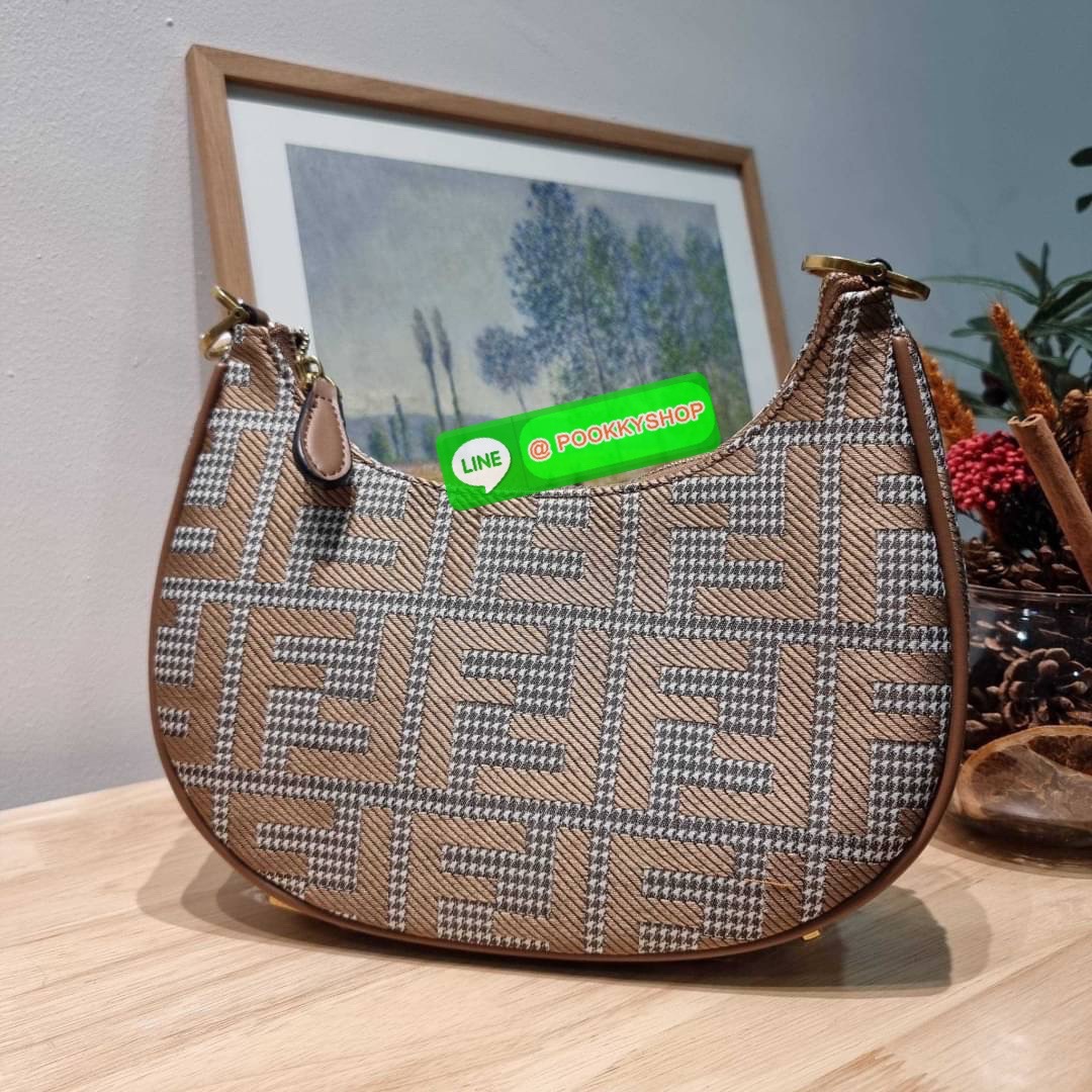 FENDI MONOGRAM CROSSBODY HOBO BAG กระเป๋าสะพายข้างใหม่ล่าสุด ดีไซน์ลวดลายรอบใบ มี texture โดดเด่นน่าใช้ ดูหรูและคลาสสิคในตัว ก้นกระเป๋าตกแต่งอะไหล่ font สีทองหรูหรา มาพร้อมสาย 2 แบบ สำหรับคล้องแขน และสายครอสบอดี้ วัสดุผ้าแคนวาสทนทาน เปิด-ปิดด้วยซิป ภายในเ