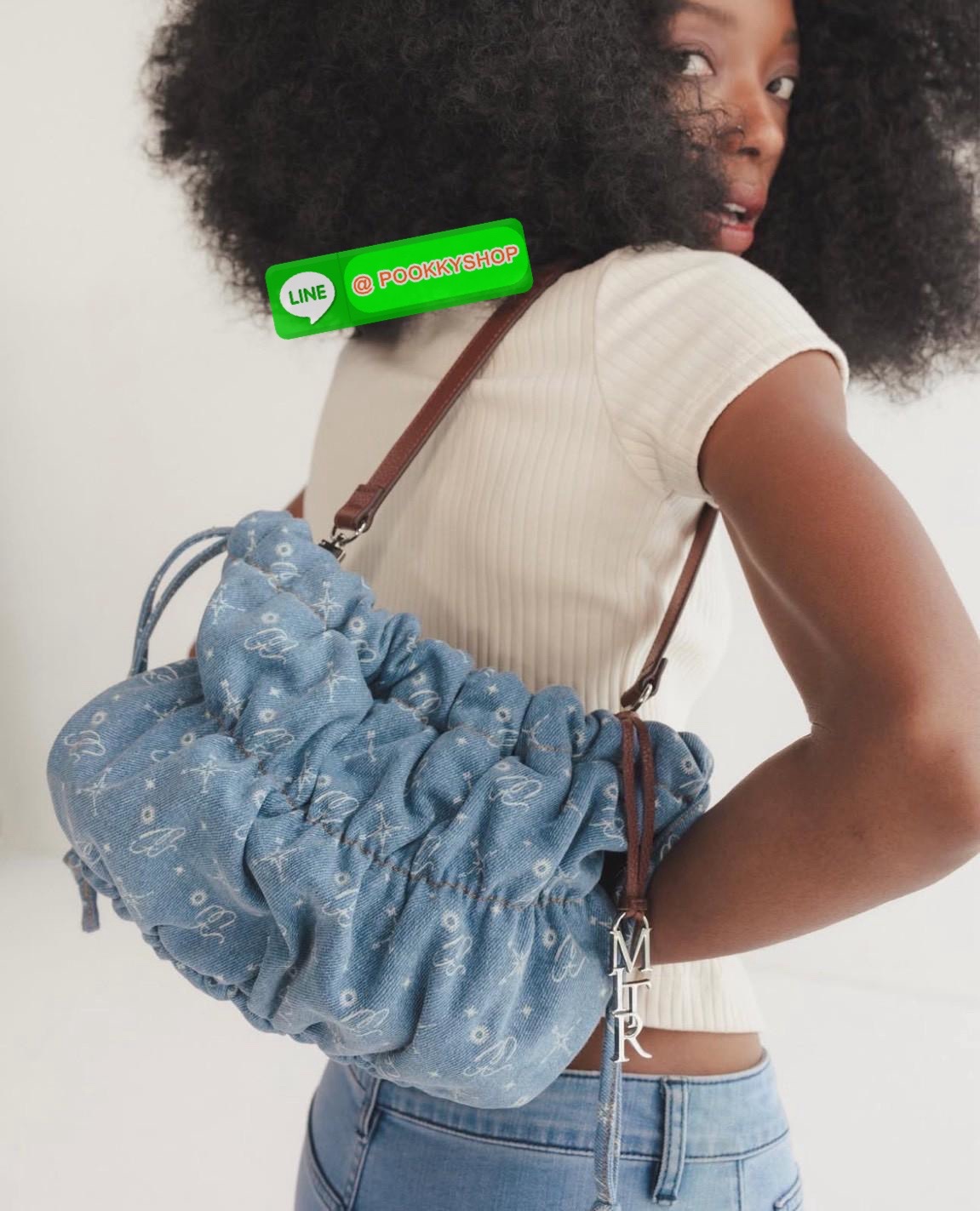 Mitr scrunchy bag 🔖กระเป๋ายีนส์สุดน่ารักเนื้อนุ่มพิมพ์ลาย Monogram ของ Mitr จุของได้เยอะรูปทรงแบบรูดได้ น้ำหนักเบาสุดๆ สะพายเป็น Shoulder Bag หรือถอดสายและถือเป็น Clutch Bag ก็ได้ ดีเทล Charm ห้อยโลหะสีเงิน โดดเด่นสุดๆ