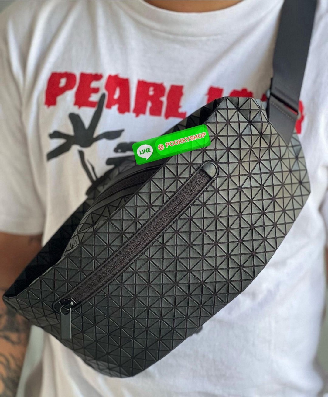 BaoBao Issey Miyake baton belt bag 🔖กระเป๋าคาดเอว/คาดอก เอกลักษณ์โดดเด่นตลอดทั้งใบ สุดเทห์ น้ำหนักเบาพกพาสะดวก 🔖วัสดุ: โพลียูรีเทนผสมหนัง 🔖เปิด-ปิดแบบซิปบน และมีช่องซิปด้านหน้า ภายในมีช่องแยกสัดส่วน 2 ช่อง ซับในผ้าไนลอน 🔖สา