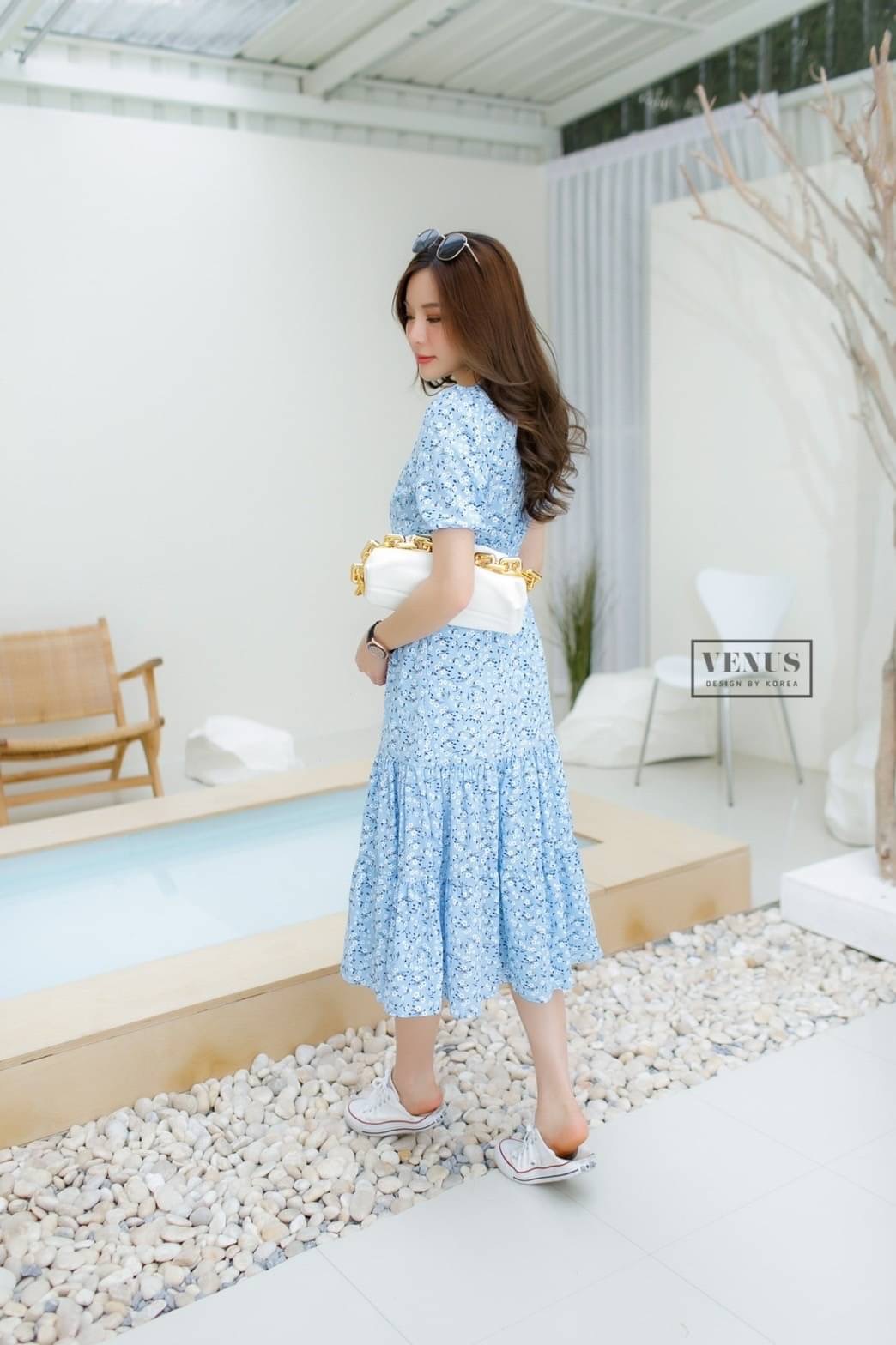 'm Lady By Venus Flora Maxidress แม๊กซี่เดรสพิมพ์ลายดอกไม้ คอวีทรงป้ายอก ช่วงอกแต่งจั๊มยืดตามตัวนะคะ แม๊ทกับรองเท้าผ้าใบก็น่ารักคะ