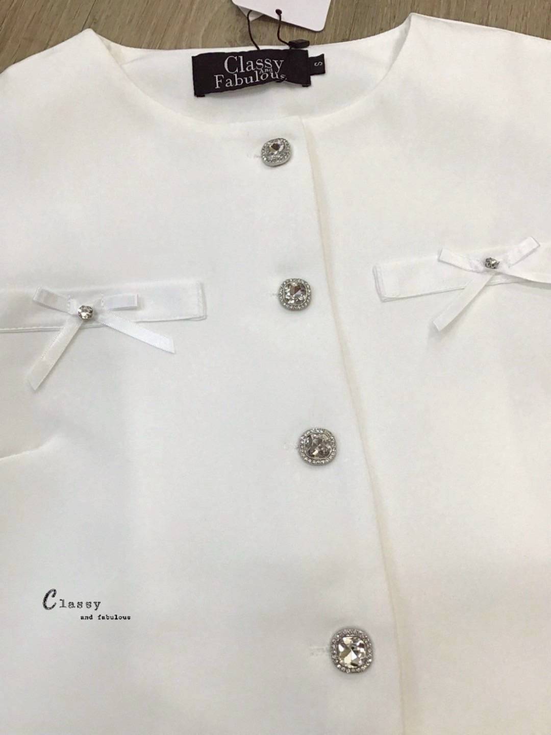 ชุดเซทแฟชั่น set เสื้อผ้าพื้นคอกลมแขนสั้นติดโบว์กระดุมเพชรด้านหน้า + กระโปรงยาวเพชร