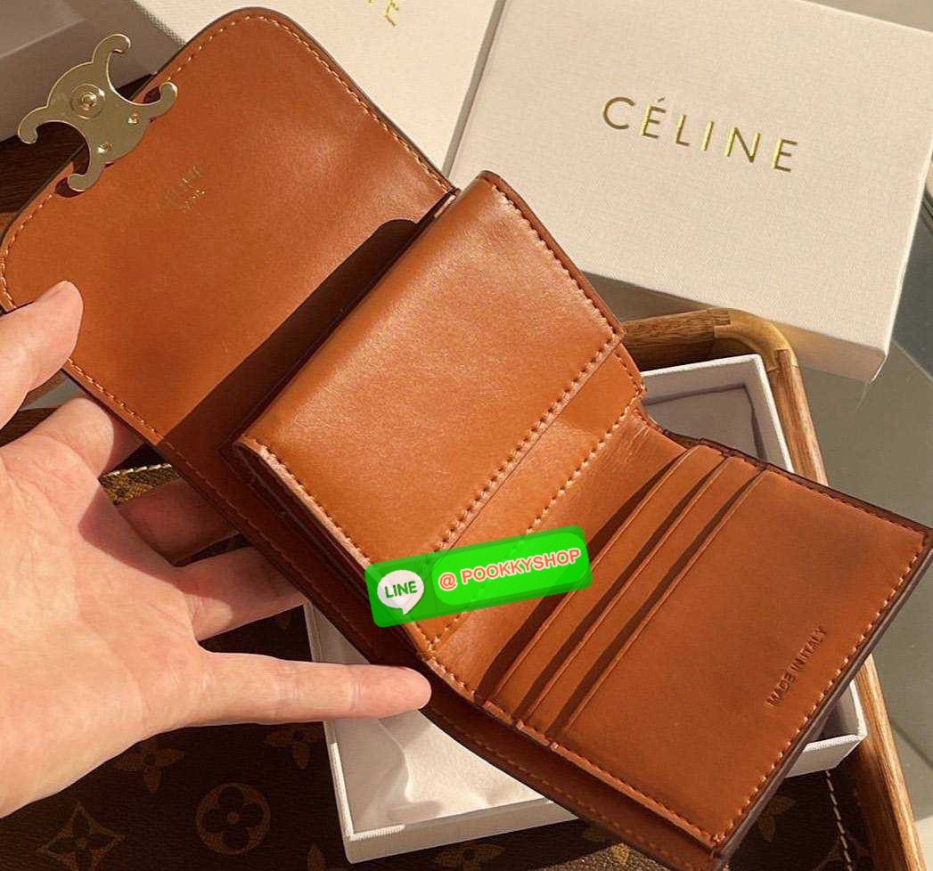 ✴️NEW ARRIVAL!✴️CELINE SHORT WALLET VIP GIFT WITH PURCHASE (GWP) กระเป๋าพรีเมี่ยมกิ๊ฟ Limited จาก CELINE HAUTE PARFUME DUTYFREE COUNTER สวยอยู่ทรงมีโลโก้แบรนด์ด้านหน้าเปิดปิดด้วยฝาพับกระดุมแม่เหล็ก ภายในมีช่องแบ่งหลายช่อง ช่องใส่บัตร ช่องใส่