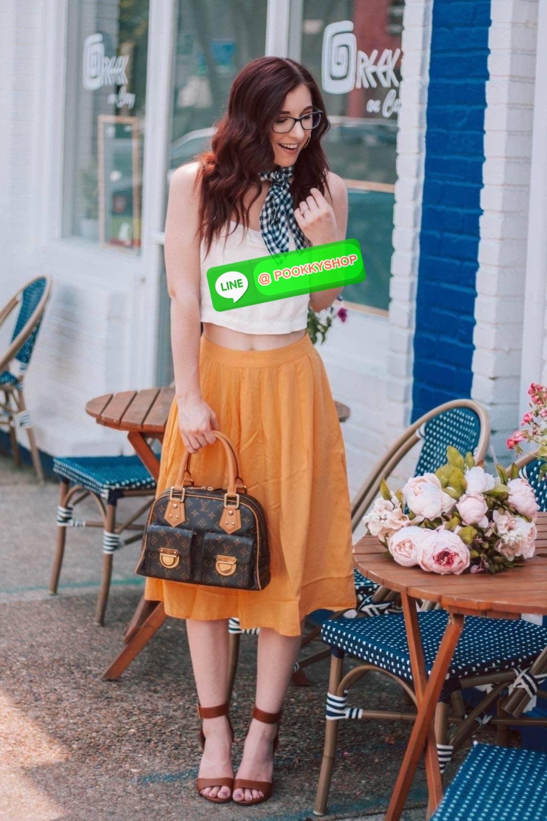 LV MANHATTAN HANDBAG กระเป๋าถือทรงผู้ดี คลาสสิค สวยหรู ไซส์กำลังสวย ราคาแสนดีจากวีไอพีพรีเมี่ยมกิ๊ฟ ดีไซน์ตกแต่งกระเป๋าเล็กด้านหน้า ใส่ของจุกจิกได้ วัสดุหนังแคนวาส ภายในโล่งกว้างมาก มีช่องซิปและช่องย่อย มาพร้อมสายสะพายครอสบอดี้ ถอดออกได้ คล้องแขนเก๋ๆ สะพา