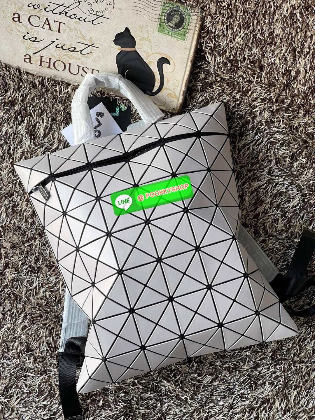 💕BAO BAO ISSEY MIYAKE FLAT PACK BACKPACK รุ่นนี้มีขนาดปานกลาง ไม่เล็กไม่ใหญ่จนเกินไป ดีไซน์เก๋ตามแบบฉบับของแบรนด์ มองเผิน ๆ อาจจะคิดว่ากระเป๋าแบนคงจุของได้ไม่เยอะ แต่บอกเลยว่าใส่ของได้เยอะกว่าที่คิด ด้วยดีไซน์รูปทรงสามเหลี่ยมที่ประกบกัน เมื่อใส่ขอ