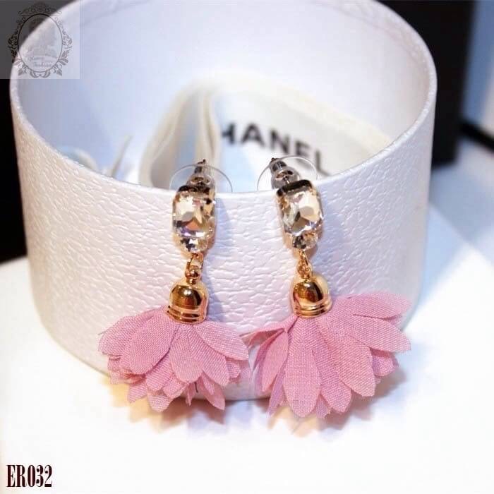 ต่างหูแบบห้อยดอกไม้ฟรุ้งฟริ้ง สุดหวาน สีชมพูสดใส ด้านบนประดับคริสตัสสุดเก๋ น่ารักน่าใส่มากๆ