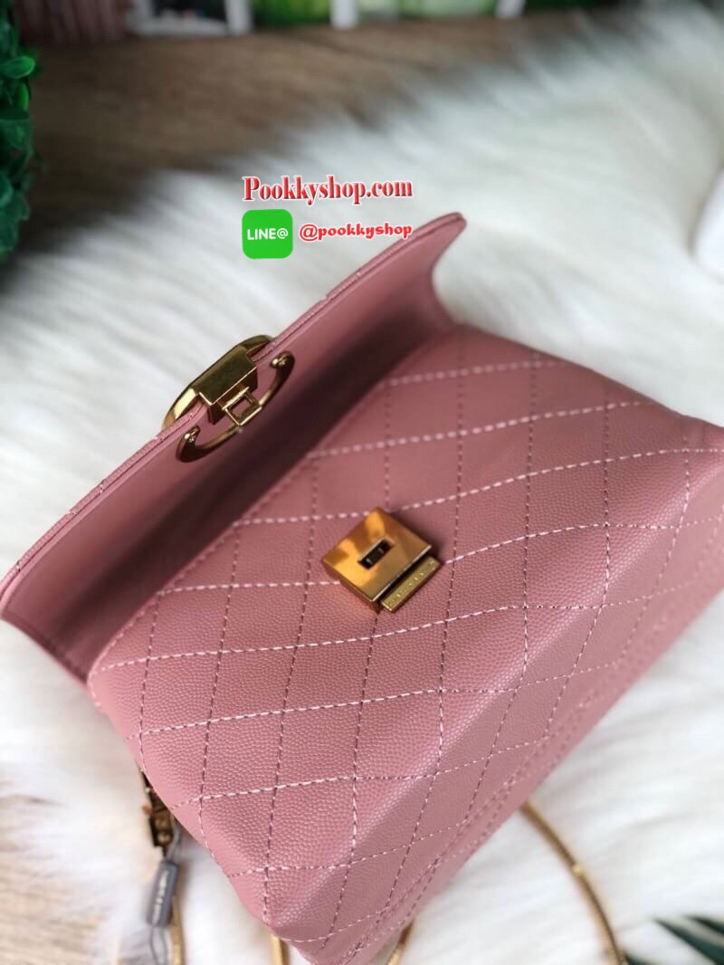 CHARLES & KEITH QUILTED PUSH-LOCK CLUTCH กระเป๋าสะพายข้าง/ครอสบอดี้ ใบกะทัดรัดวางอยู่ทรง. วัสดุหนังพิมพ์ลายคาเวียร์ ตัวกระเป๋าเดินด้ายเป็นลายตารางสวยงาม ด้านหลังมีช่องใส่บัตร 1 ช่อง เปิดปิดด้วยตัวล็อก ด้านในแบ่งเป็น 2 ช่องใหญ่ รุ่นนี้ใส่ Iphone7 ได้ กระเป