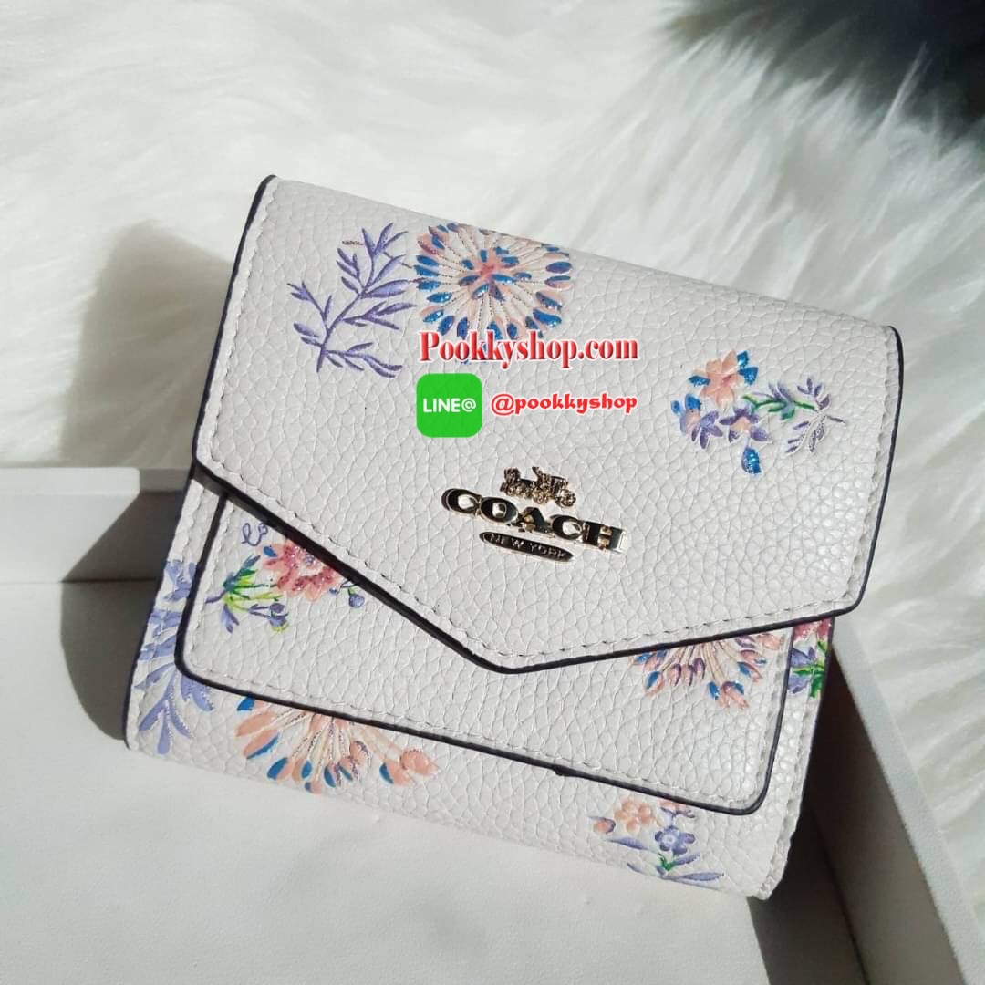 COACH 69849 SMALL WALLET WITH MEADOW PRAIRIE PRINT กระเป๋าสตางค์ใบสั้น พับสองตอน ลายดอกไม้น่ารักมากเว่อร์!! ลวดลายตัดกับสีชอล์กได้อย่างลงตัว ดูละมุนน่าใช้ วัสดุหนัง pepble สวยทนทาน เปิด-ปิดด้วยกระดุม ภายในมีช่องใส่บัตร ใส่ธนบัตรได้ทุกขนาด ด้านหลังมีช่องซิ