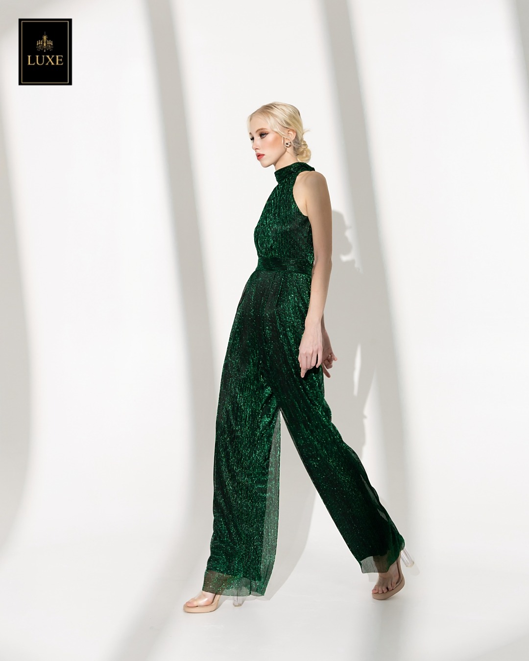 จั๊มสูทแฟชั่น จั๊มสูทเสื้อคอตั้งแขนกุด กางเกงขากระบอกกว้าง ทำจากผ้าราเม่อัดพลีท ผสมดิ้นเมทัลลิก