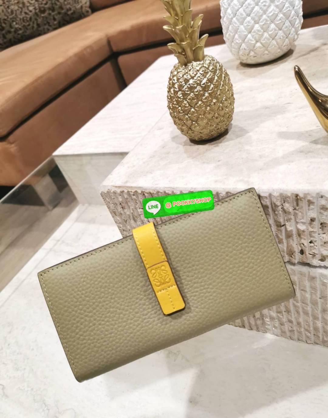 ✴️Don't Miss!✴️NEW! LOEWE LONG WALLET BAG VIP GIFT WITH PURCHASE-GWP กระเป๋าพรีเมี่ยมกิ๊ฟ Limited จาก LOEWE DUTYFREE COUNTER วัสดุหนังแท้เทคเจอร์สวยอยู่ทรงปั้มโลโก้แบรนด์ด้านหน้าเปิดปิดด้วยกระดุม ภายในมีช่องใส่ธนบัตรหลายช่อง ช่องหลักสาม