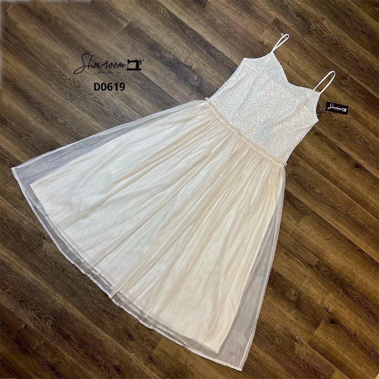 เดรสแฟชั่น เดรสสายเดี่ยวตัดต่อผ้า2ชนิด ช่วงบนผ้าทอสลับเลื่อมในตัวเล่นไฟสวยหรู