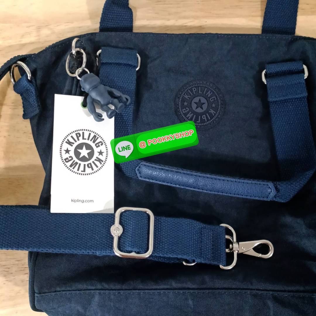 KIPLING AMIEL Medium Handbag กระเป๋าถือหรือสะพาย วัสดุ Nylon + Polyester ช่องหลักเปิด-ปิดด้วยซิป โล่ง กว้าง สามารถจุของได้เยอะ ด้านในมีช่องใส่ของทั้งซ้ายและขวา ด้านหลังมี ช่องลึกอีก 1 ช่อง พร้อมสายสะพายยาวปรับได้ free size เหมาะกับวันไปทำงาน วันสบายๆ สามา