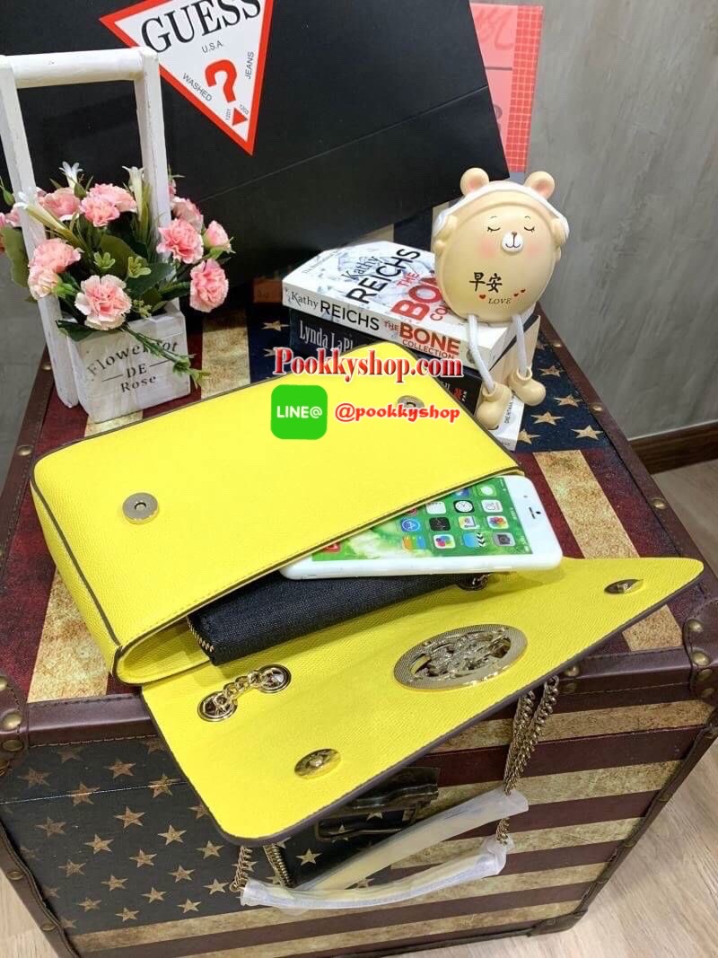 Guess Open Road Crossbody bag กระเป๋าสะพายข้างรุ่นใหม่ชนช้อปจากGuess สะพายได้ทั้งสายคู่และสายเดี่ยวในสไตล์ครอสบอดีร์ก็ได้ สายสะพายโซ่ต่อหนังไม่เจ็บบ่า วัสดุหนังsynthetic เปิดปิดด้วยกระดุมแม่เหล็ก2ตำแหน่ง ภายในใช้งานหลัก ช่องมือถือ และช่องซิป ใส่มินิไอแพค/