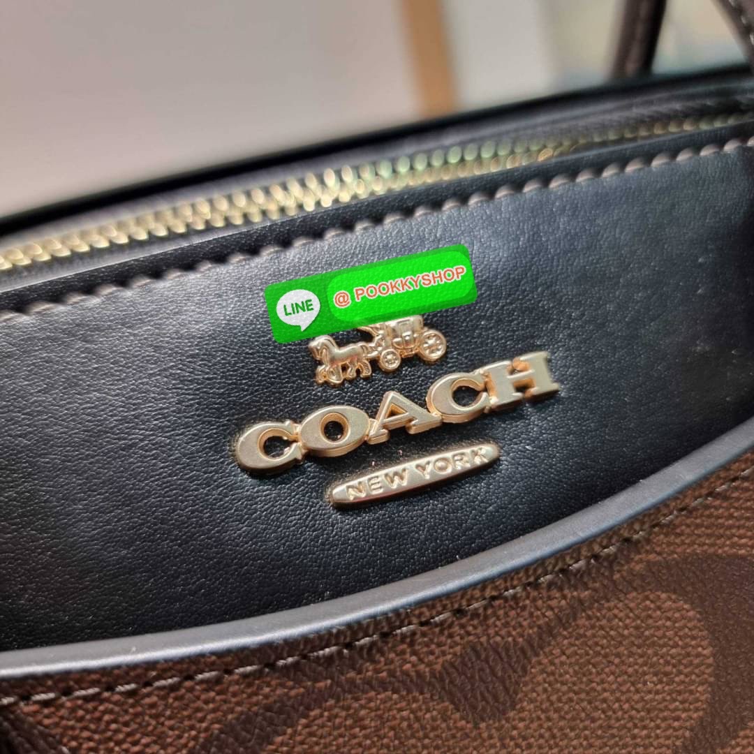 COACH CH503 MINI DARCIE CARRYALL IN BLOCKED SIGNATURE CANVAS คอลเลคชั่นใหม่ กระเป๋าสะพายทรงถัง ไซส์มินิ ดีไซน์ออกมาดูหรูมาก วัสดุหนังแคนวาสเคลือบผิว สวย คลาสสิค มาพร้อมสายสะพายข้างและหูหิ้วในตัว ถอดออกถือคล้องแขนเก๋ๆ หรูๆยังได้ ภายในเป็นช่องโล่ง แบ่งสัดส่