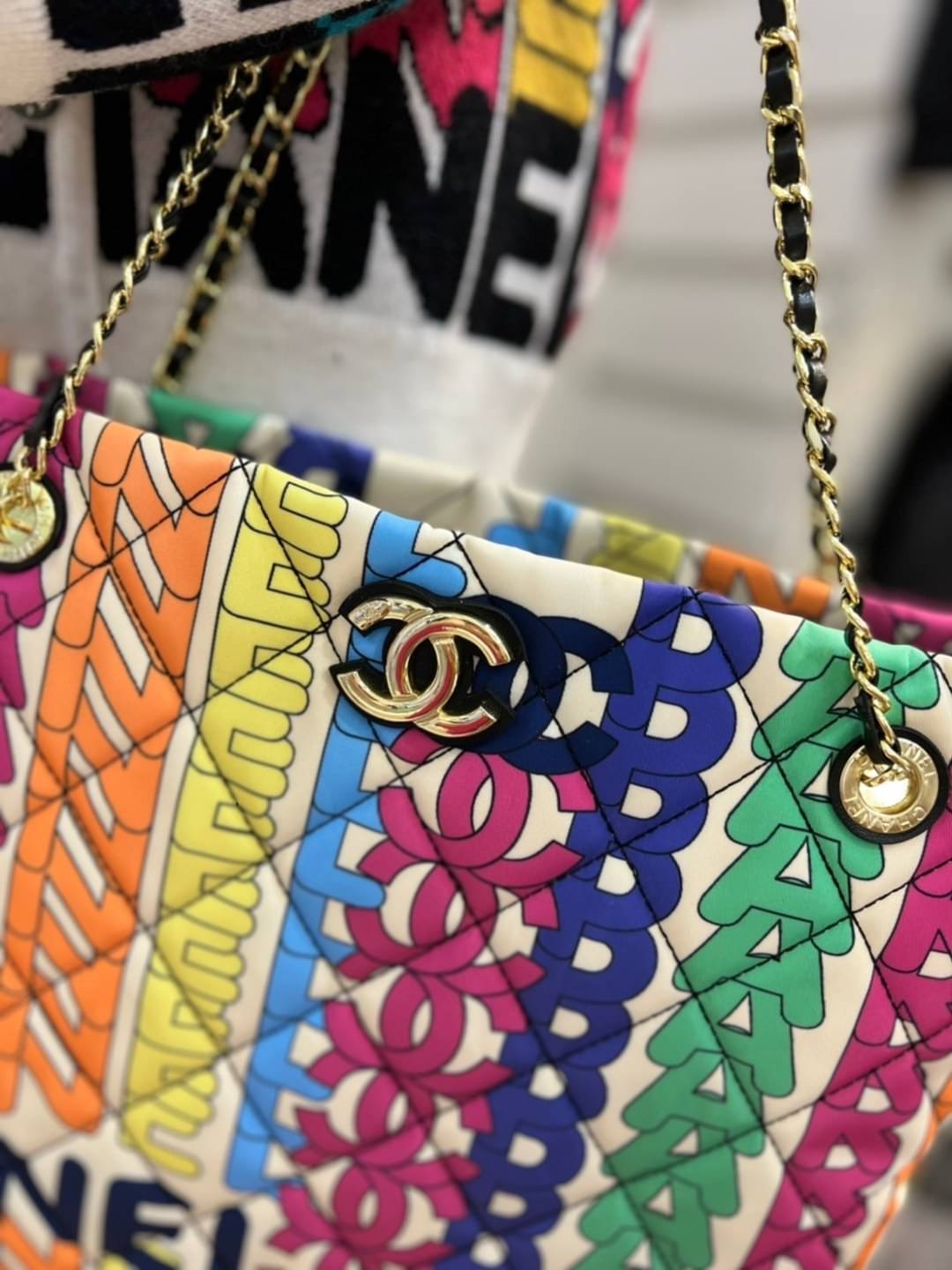 CHANEL FLAP BAG PRINT FABRIC & GOLD TONE METAL ss22 งานสวยชนช็อป ว๊าววววสุดๆ กับกระเป๋าผ้าแต่งอะไหล่ทองปั้มlogo ทุกจุด ลายlogo multicolors งานสวยมากไฮเอ็นสุดๆ จุของได้เยอะมาก มีซิบด้านใน ห้ามพลาดเลยน้าสาวๆ Must have!!!! มันเป๊ะทุกจุดจริงๆ