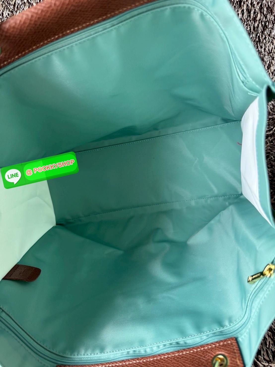 LONGCHAMP Cabas Tote bag L กระเป๋าโท้ทขนาดใหญ่ใช้ในชีวิตประจำได้หลายรูปแบบ ช่วยเพิ่มบุคลิกด้วยความสง่างาม มีกระดุมสแน็ปที่ปากกระเป๋า วัสดุไนลอนอันเป็นเอกลักษณ์ที่มีความยืดหยุ่นและน้ําหนักเบา