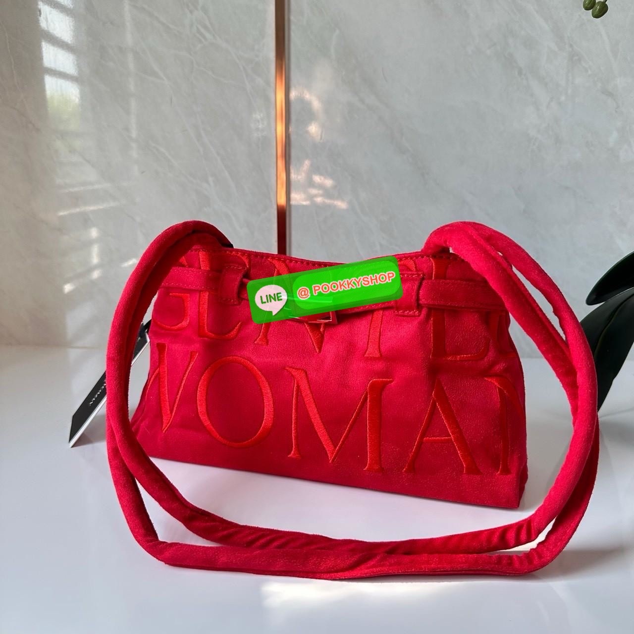 GENTLEWOMAN SUEDE BALLERINA BAG 🔖กระเป๋า Ballerina Bag ในวัสดุหนังกลับ (suede edition) พร้อมโลโก้ปักสีเดียวและรายละเอียดหัวเข็มขัด ทำให้ดูเก๋มีสไตล์โดดเด่น 🔖วัสดุ: หนังกลับ 🔖เปิด-ปิดแบบสแน๊บแม่เหล็ก ภายช่องโล่งกว้างจุของได้เยอะ