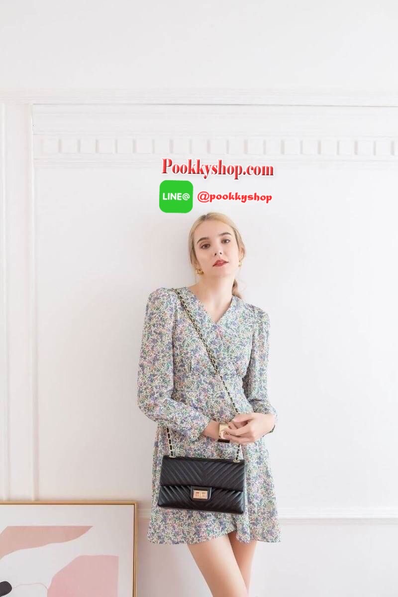 มาเพิ่มละค่า งาน Best Seller พร้อมสีใหม่สวยๆ มาให้เลือกเพิ่มอีก 2 สี !! KEEP รุ่น shoulder chevron chain handbag สวย หรู มากๆ เลยน๊า กระเป๋าอยู่ทรง หนังตัวใหม่ Microfiber สวย ทนกว่าเดิม ตัวกระเป๋าเย็บประณีต สายโซ่ปรับ สั้น ยาวได้คะ ภายในสีแดง มีช่องใส่ของ