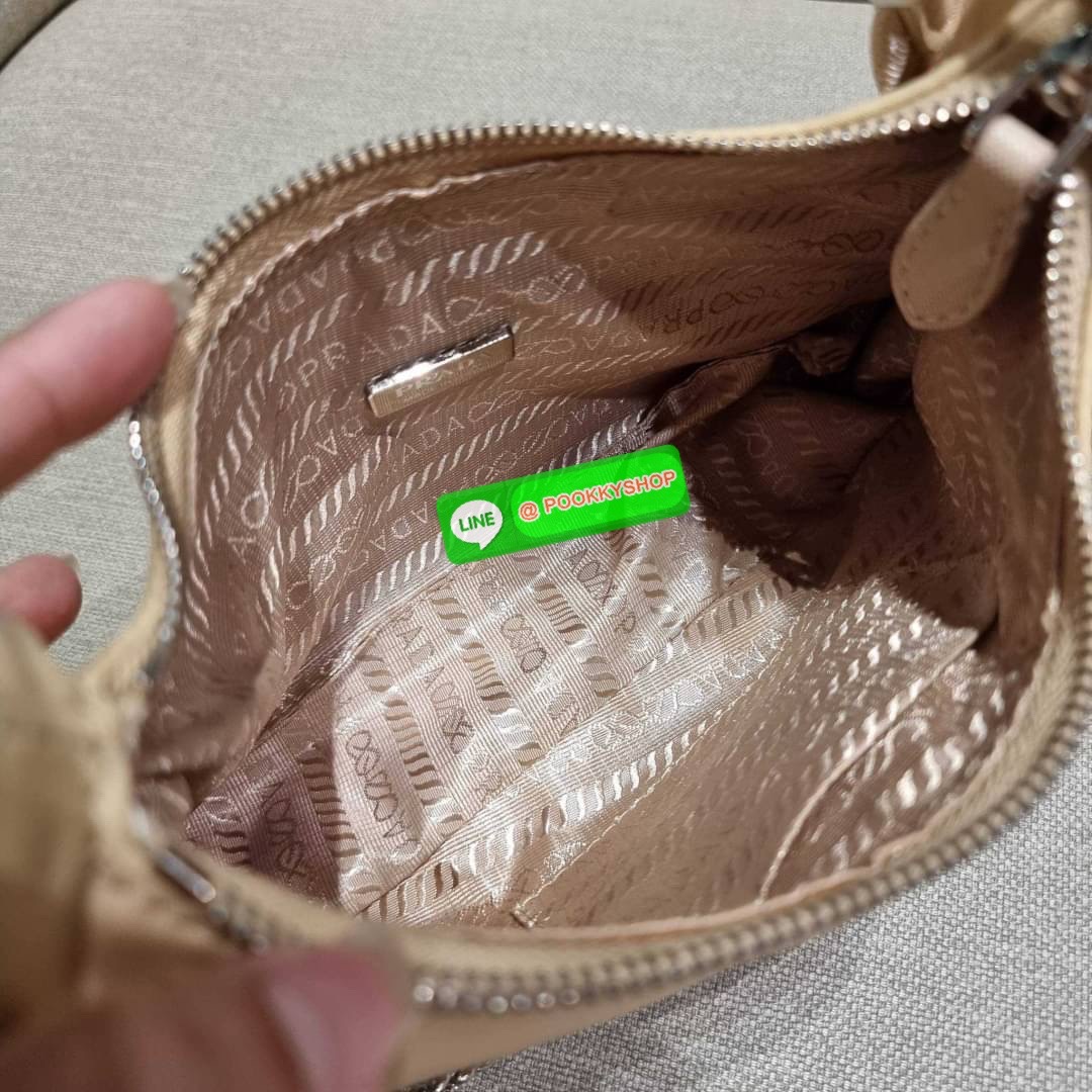 PRADA RE-EDITION 2005 RE-NYLON SHOULDER BAG ไอเท็มสุดปัง ที่ฮิตตลอดกาลไม่ว่าจะปีไหนๆ จัดให้ครบทั้งสีขายดีและสีใหม่ล่าสุด ที่สายคุณหนูห้ามพลาด!! กับกระเป๋าสะพายทรงคลาสสิค เหมาะเป็น everyday bag มากๆ วัสดุผ้าไนล่อนคุณภาพ พร้อมใบลูก ไว้ใส่เหรียญ ใส่กุญแจได้ส