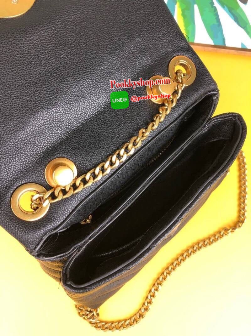 LYN ABSOLUTE DREAM กระเป๋าถือ/สะพายสายโซ่สีคลาสสิค วางอยู่ทรง มีหมุดรองฐาน 4 มุม ตัวกระเป๋าเดินด้ายลายเชฟรอนพร้อมประดับลายน่ารัก เปิดปิดด้วยกระดุมแม่เหล็ก ด้านในแบ่งเป็น 2 ช่องใหญ่ จุของพอสมควรค่ะ ใส่ iPhone plus/กระเป๋าเงินใบกลางได้เหลือๆ เลยค่ะ สายสะพาย