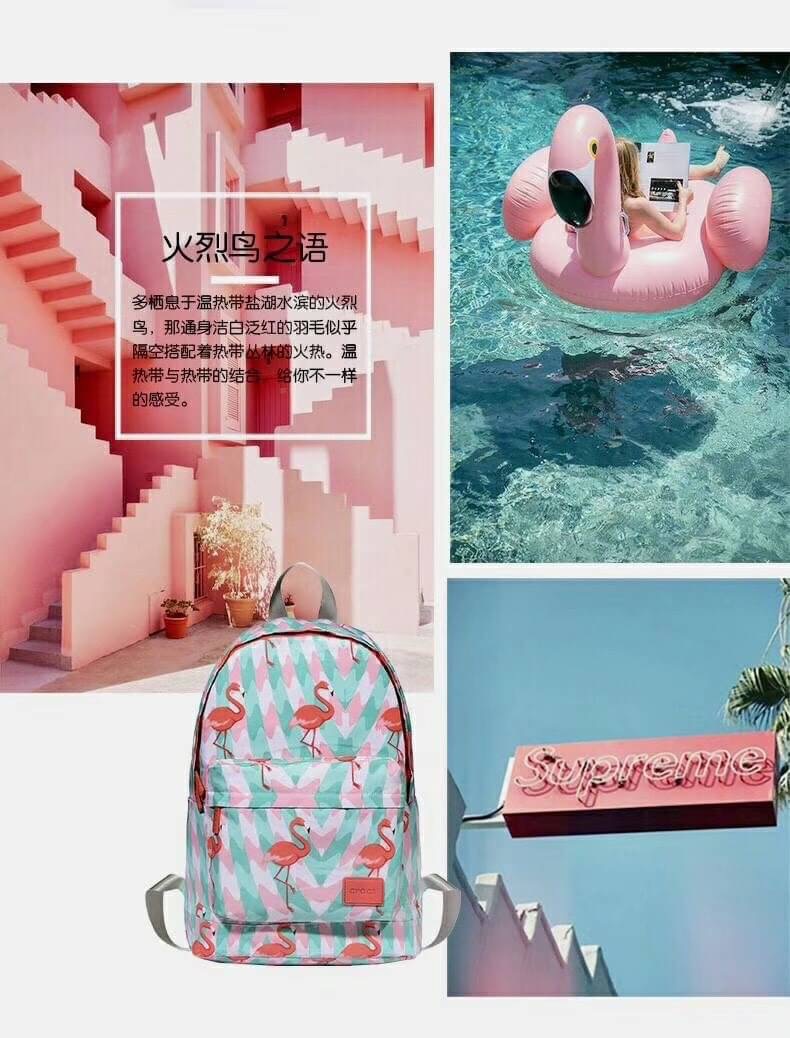 กระเป๋าเป้ ฟามิงโก้ วัสดุตัวกระเป๋าทำจากผ้ากันน้ำลายฟามิงโก้ อะหลั่ยสีทอง ด้านหน้ามีกระเป๋าซิป ตัวจริงน่ารักมากๆ สายกระเป๋าเป็นผ้าไนล่อนอย่างหนา ปรับระดับได้