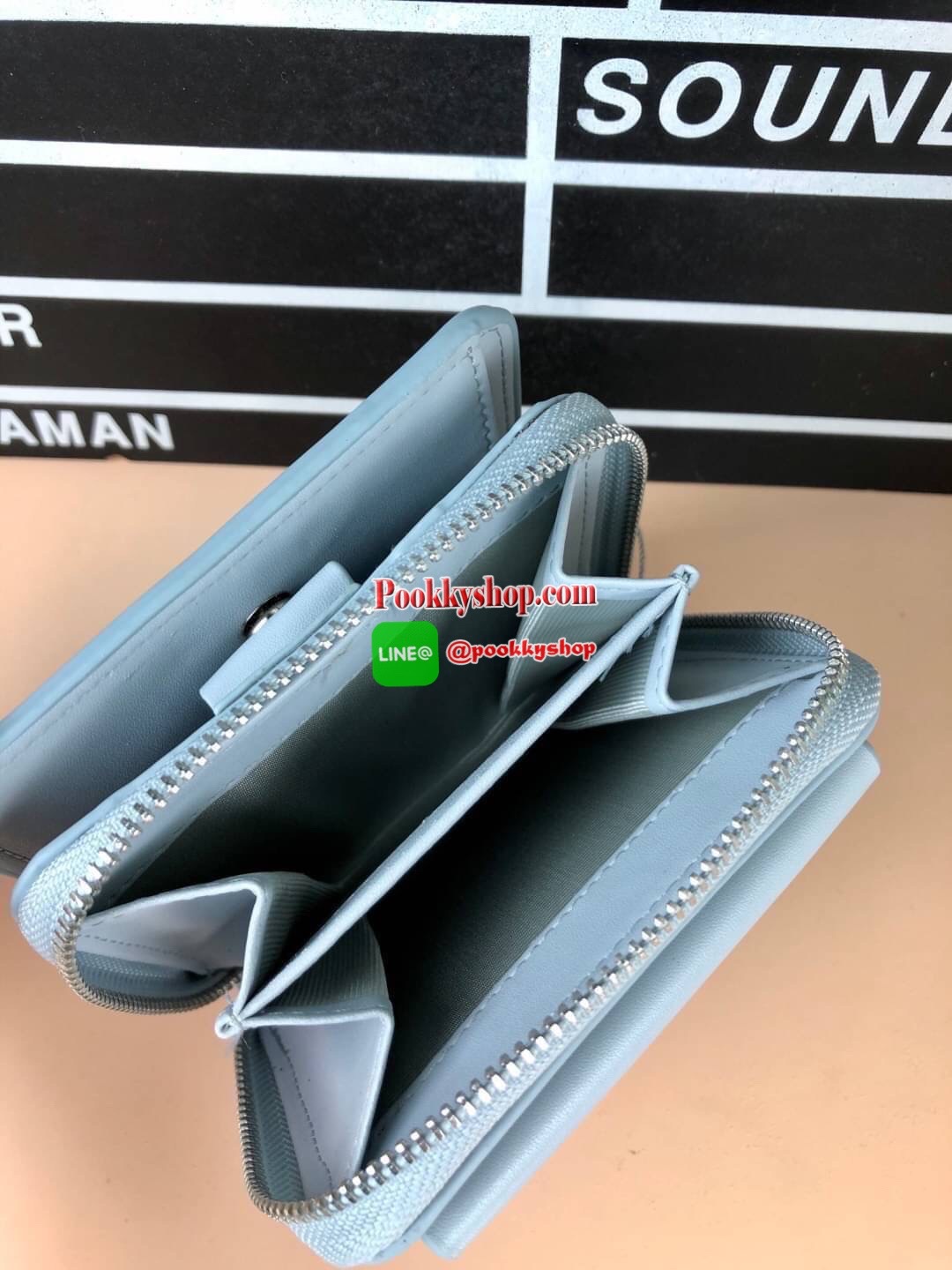 New arrival! Charles & Keith classic wallet กระเป๋าเงินใบสั้น จับถนัดมือมากเลยค่ะ ด้านหน้าปั๊มโลโก้แบรนด์สามารถเปิดกระดุมออกใส่การ์ดที่ใช้บ่อยได้พอดีค่ะ ช่องใหญ่เปิดปิดแบบกระดุม มีช่องการ์ด 8 ช่อง ช่องใส่ธนบัตรตามยาว และยังมีช่องซิปแยก สามารถใส่เหรียญหรือ