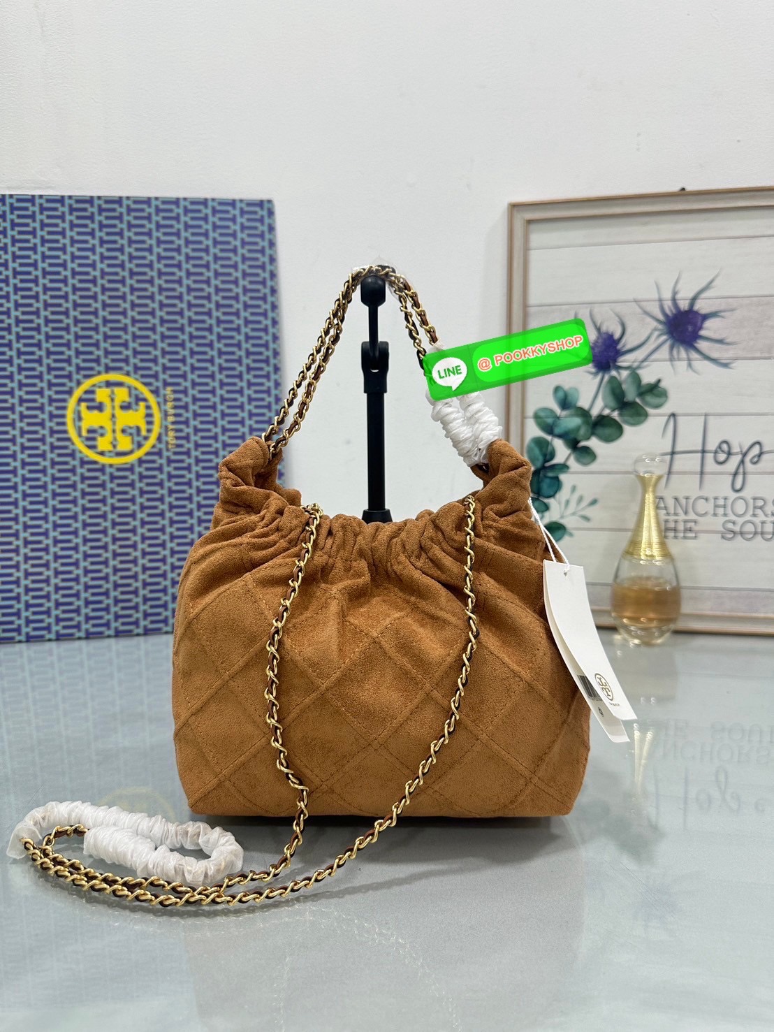 Tory Burch Fleming Drawstring Bag ผลิตจากหนังนิ่ม ตกแต่งด้วยลายไดมอนด์และสายโซ่