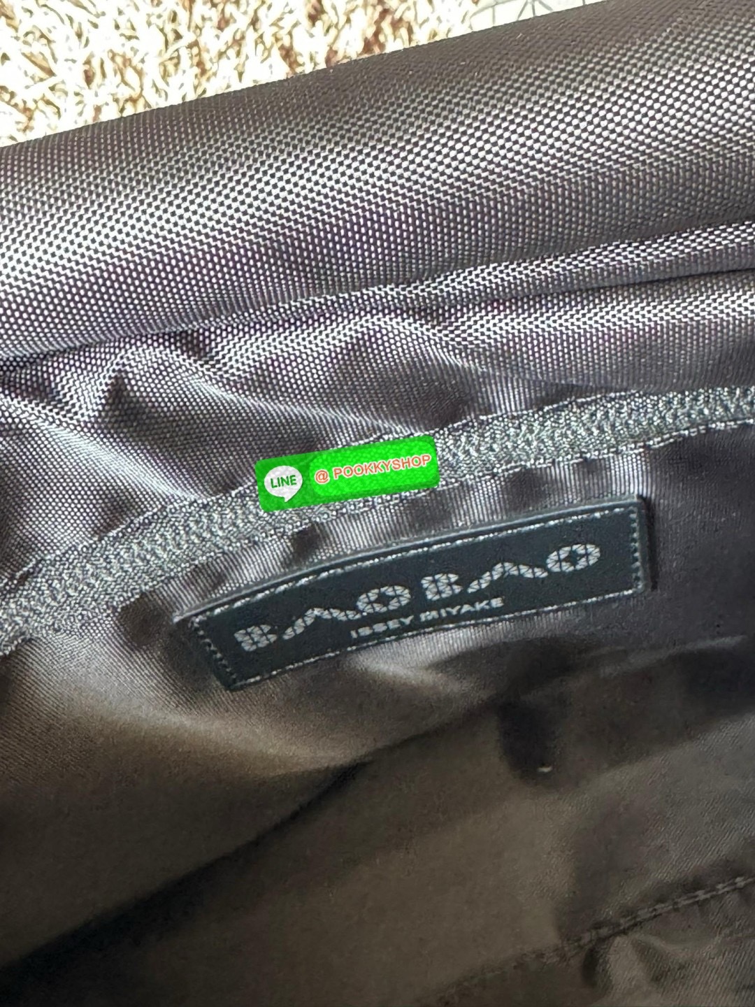 Baobao issey miyake Sling shoulder bag ดีไซน์เอกลักษณ์เฉพาะตัว ใส่ของได้เยอะ ช่องกระเป๋าเป็นระเบียบ โดยโดดเด่นด้วยแผ่นรูปสามเหลี่ยมอันเป็นซิกเนเจอร์ในการจัดเรียงสลับกัน รุ่นนี้ยังมีจุดเด่นในเรื่องคุณสมบัติการใช้งาน ภายในมีช่องบุหนาสำหรับใส่โน้ตบุ้คได้ สำห