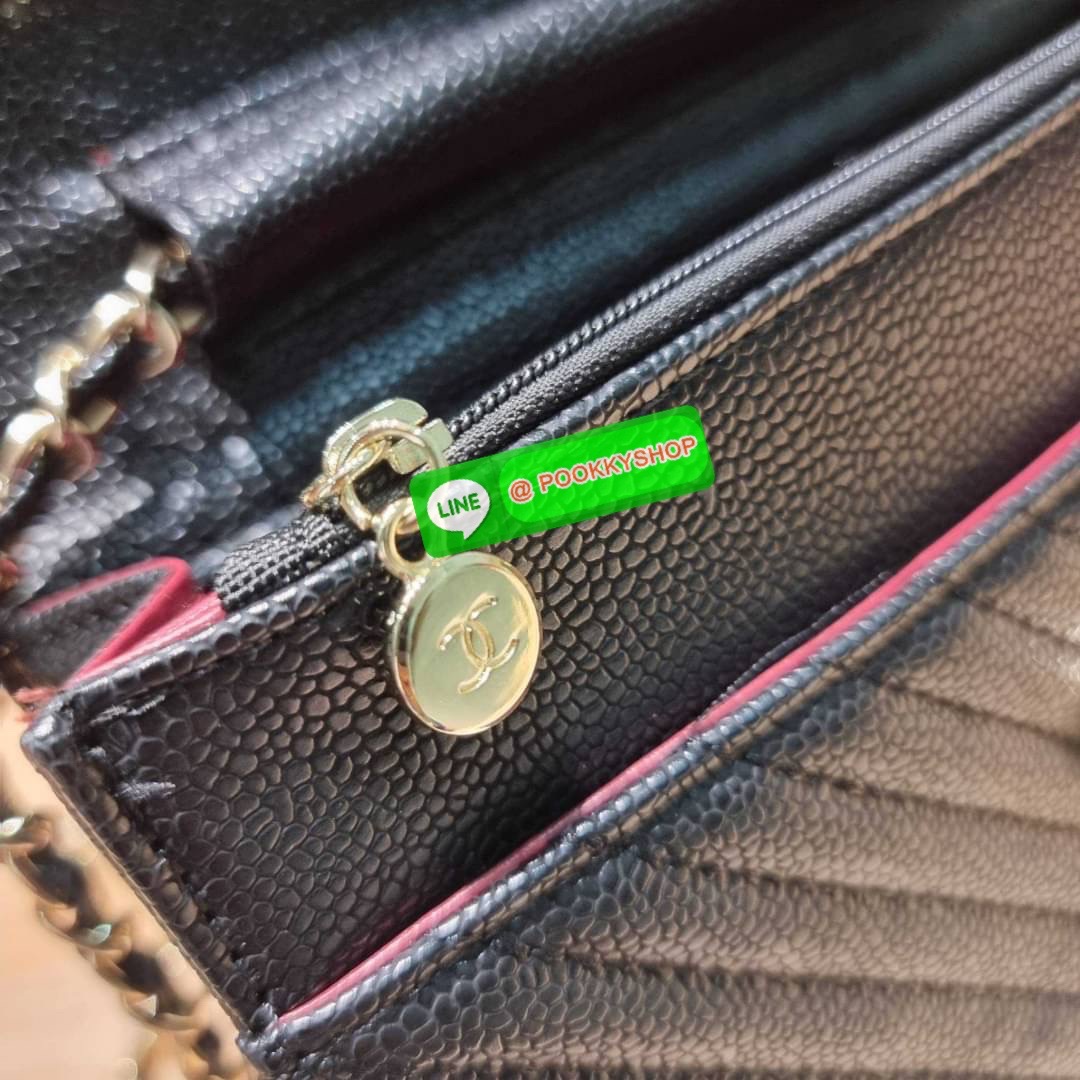 RESTOCK!! ลายวียอดฮิต Premium for gift จากแบรนด์ Chanel กระเป๋าสะพายข้างหนังลายคาร์เวีย มาพร้อมโซ่สะพายในตัว (ถอดออกไม่ได้) อะไหล่ทองเรียบหรู ดูผู้ดี้ ผู้ดี!! เปิด-ปิดกระเป๋าด้วยกระดุมแม่เหล็ก ภายในกระเป๋าเป็นช่องโล่ง มีช่องแยก 1 ช่อง ช่องซิปกลางอีกช่อง ส
