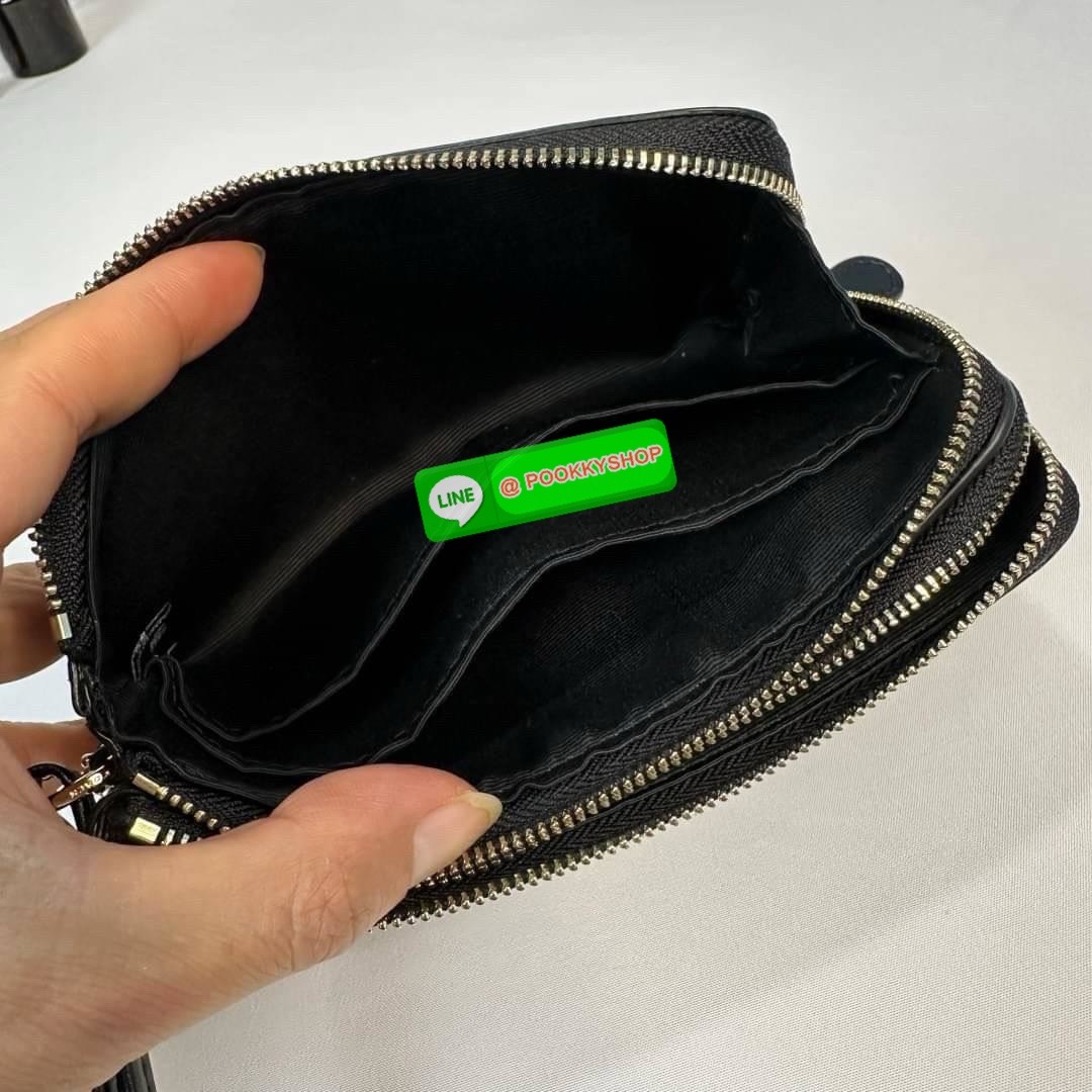 กระเป๋าคล้องมือ COACH 87591 DOUBLE CORNER ZIP WRISTLET IN SIGNATURE CANVAS (COACH 87591 ） กระเป๋าคล้องมือ2เซิปใหญ่ ลายCหนังและ ด้านในเป็นผ้า แบ่งเป็นช่องเล็กๆใส่เหรียญใส่แบงค์ใส่บัตร แล้วแต่จะใส่มีหลายช่อง ใส่โทรศัพท์ได้ทุกรุ่นพร้อมสายคล้องมือ