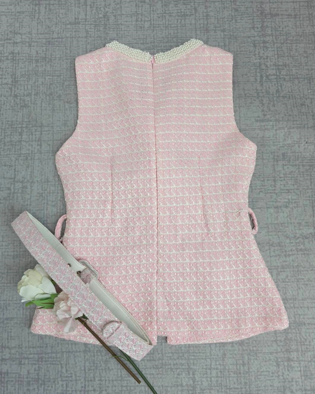 เสื้อแฟชั่น เสื้อแขนกุด ทรงเข้ารูป ชายเสื้อยาวปิดสะโพก มาพร้อมเข็มขัดผ้าในตัว