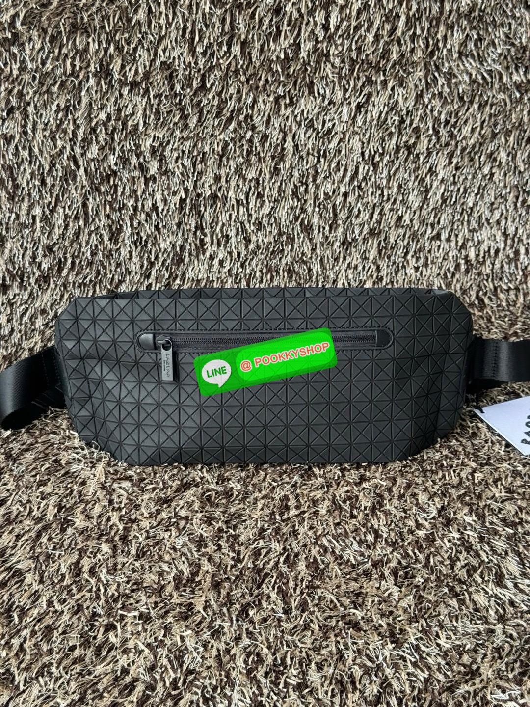 💕Baobao Issey Miyake Matte Baton Crossbody Bag เป็นกระเป๋าคาดอกที่มีดีไซน์เรียบง่ายและใช้งานได้อเนกประสงค์ มีน้ำหนักเบาแต่มีความทนทานสูงและสามารถกันน้ำได้ สายสะพายมีความแข็งแรงและปรับได้หลายระดับ จึงสามารถประยุกต์ใช้งานได้ทั้งคาดอก คาดเอวหรือสะพาย