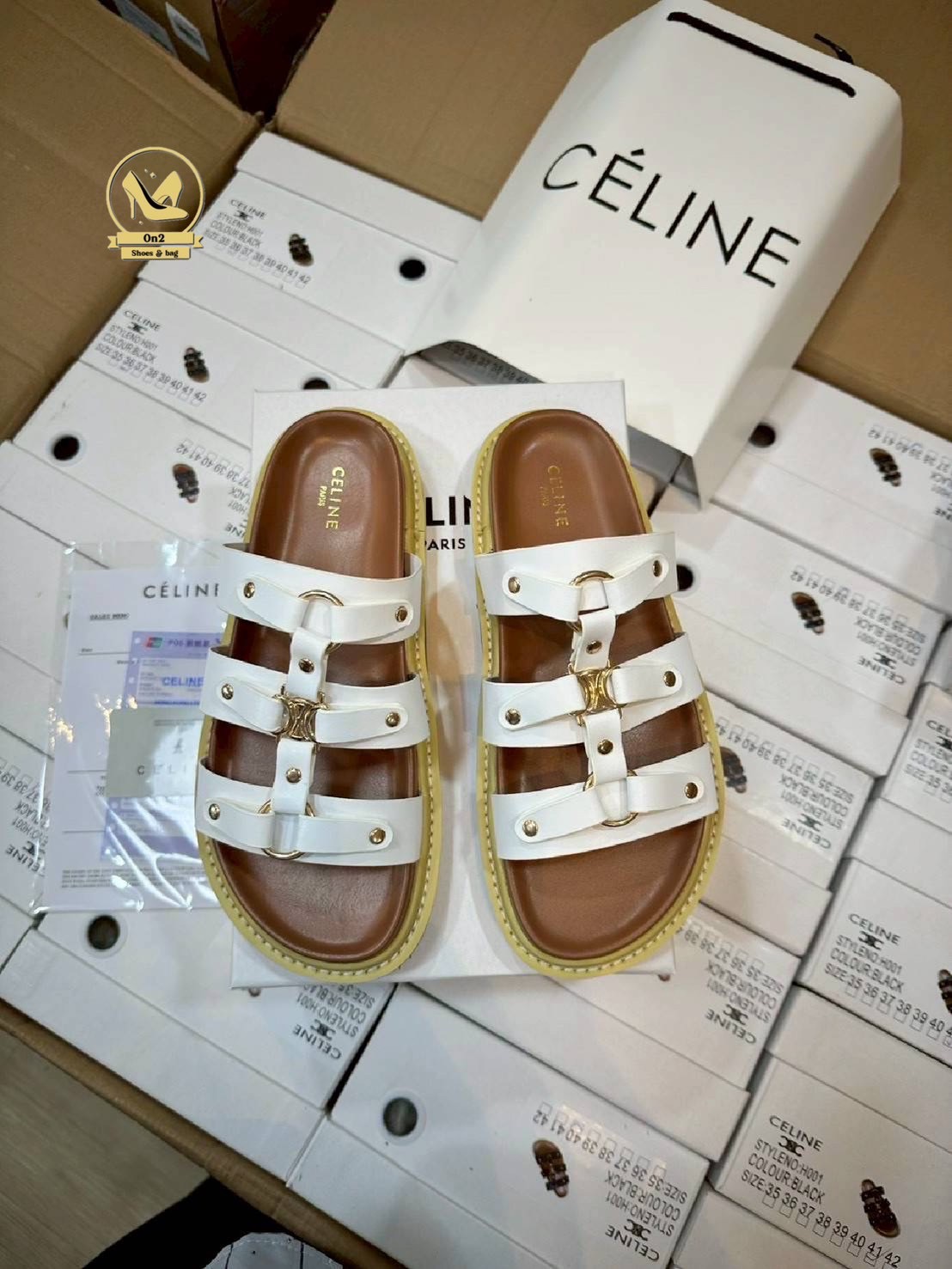 รองเท้าแตะเสริมส้ Celine ดีไซน์ที่ดูหรูหราและทันสมัย เน้นความเรียบง่ายและฟังก์ชันการใช้งานที่ดีเยี่ยม มีส้นเล็กน้อยออกแบบให้ดูทันสมัยและสามารถสวมใส่ได้ทั้งในโอกาสทางการและไม่เป็นทางการสายรัดข้อที่สามารถปรับให้กระชับพอดีกับขา ช่วยเพิ่มความมั่นคงและไม่ลื่นไ