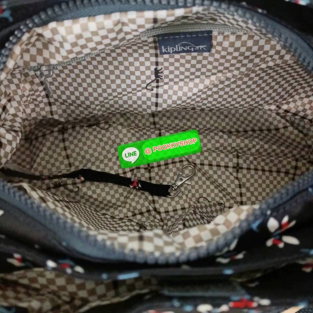 KIPLING ELISE HANDBAG กระเป๋าถือและสะพายไหล่ วัสดุ Nylon +Polyester ขนาดกำลังพอดี จุของได้มาก มีหูจับสองสาย ถือสะดวก น้ำหนักเบา มีช่องซิป ด้านหน้า ช่อง กระเป๋าหลักเปิด-ปิดด้วยซิป มี3 ช่องว่างใส่ของได้จุมากๆ ใส่มือถือได้ กระเป๋าสตางค์ใบยาว และ เครื่องสำอาง
