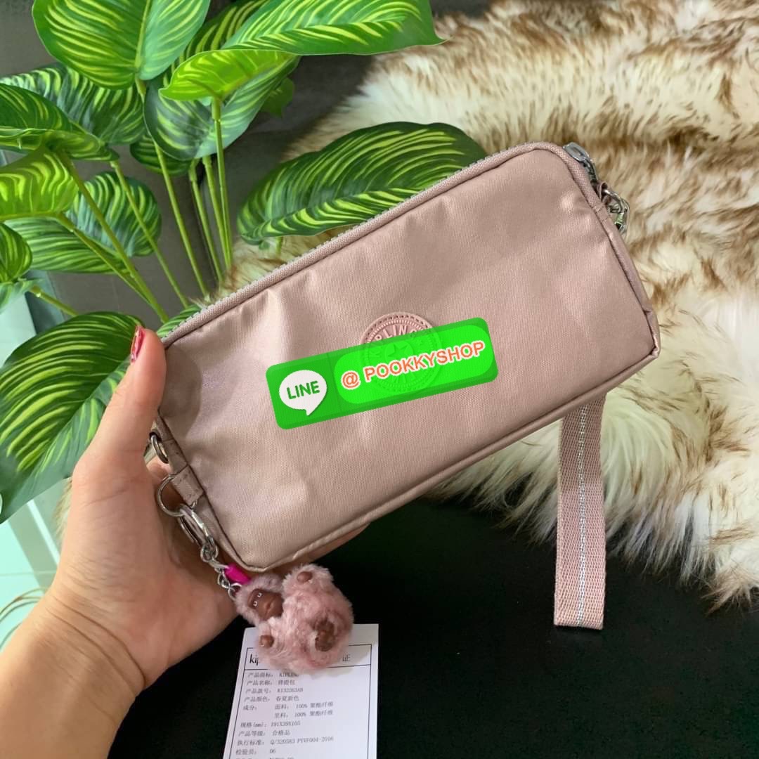 KIPLING 3 Monkey program Seoul up clutch & sling bag กระเป๋าคล้องมือ หรือ สะพายข้าง ขนาดเล็ก วัสดุ Nylon & Polyester 100% ใช้งานได้ 2 รูปแบบ มีสายสลับเปลี่ยนได้ทั้งแบบคล้องมือหรือสะพายข้าง เปิด-ปิดด้วยซิป ช่องหลักโล่ง มีช่องใส่บัตรด้านข้าง 6 ช่อง และช่องด