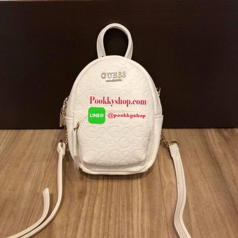 GUESS Factory Women's Evan Mini Crossbody กระเป๋าสะพายใบเล็กสุดน่ารักจาก guess มาแล้วค่า ไอเท็มสุดน่ารัก วัสดุทำจาก pu สกรีนลายสุดน่ารัก ด้านหน้ามีโลโก้ มีพวงกุญแจสวยเก๋ สายสะพายมีสายโซ่สลับหนังปรับได้ 5 ระดับ ด้านบนมีหูหิ้วจับถนัดมือ กระเป๋ามี 1 ช่อ