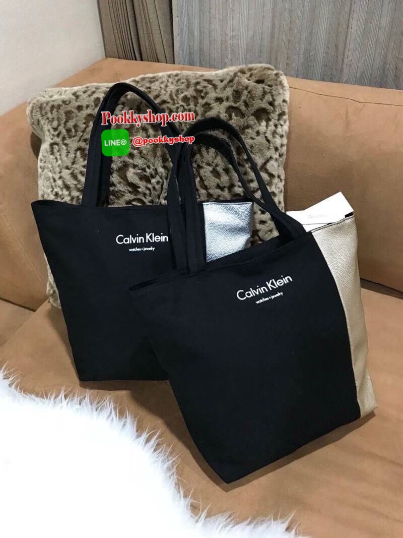 Calvin Klein Jeans Original Tote Bag กระเป๋าสะพายทรง Tote รุ่นแนะนำจาก Calvin Klein Jeans วัสดุ Canvas สีดำตัดด้วยหนังสังเคราะห์ด้านข้างดูมีดีเทล ด้านหน้ามีโลโก้ น้ำหนักเบา ใบใหญ่กำลังดี เปิดปิดด้วยซิปสะดวกใช้ หัวซิปแบรนด์ ภายในมีโลโก้และช่องซิป สามารถใส่