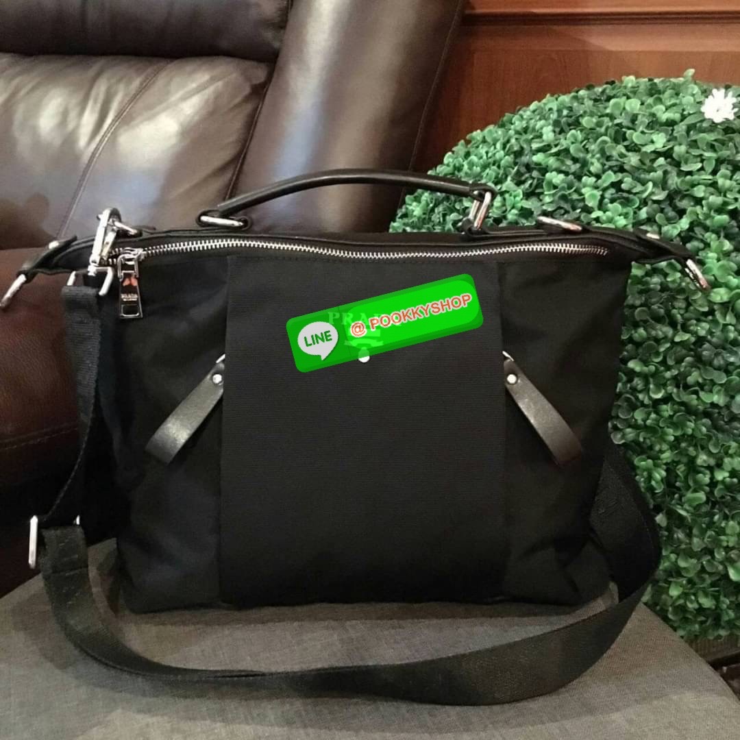 HOT DEAL!!! มาละค้า งานพรีเมี่ยมกิ้ฟ จากเคาเตอร์ต่างประเทศคะ รุ่น LIMITED EDITION ค่า ได้ กระเป๋าอเนกประสงค์ ทำได้ถึงสองทรง จากแบรนด์ PRADA มาค่า เป็น กระเป๋า MATTE CANVAS ใบนี้มีสายยาวให้คะ เลิศมาก สะพายเป็น SHOULDER BAG หรือ ถือได้คะ ด้านหน้ามี LOGO BRA