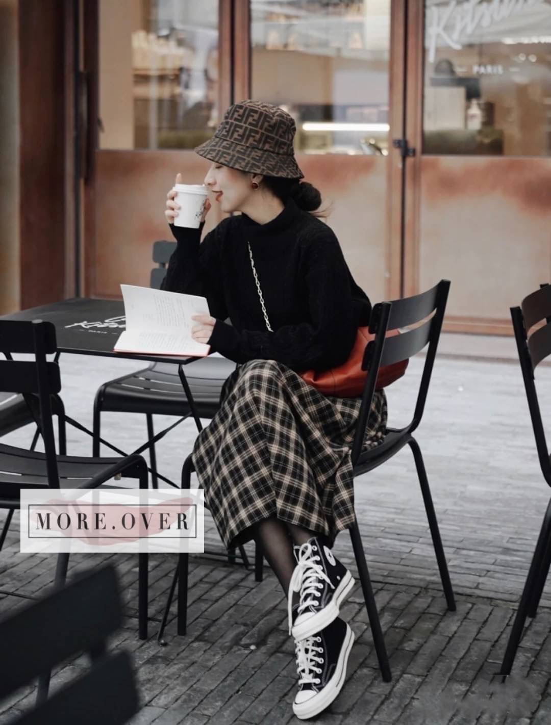 หมวกทรง bucket แบรนด์ FENDI ลายโลโก้แบรนด์ทั้งใบ FF สีน้ำตาลสวยหรูคะ งานคุณภาพการันตี มีป้าย tags แบรนด์