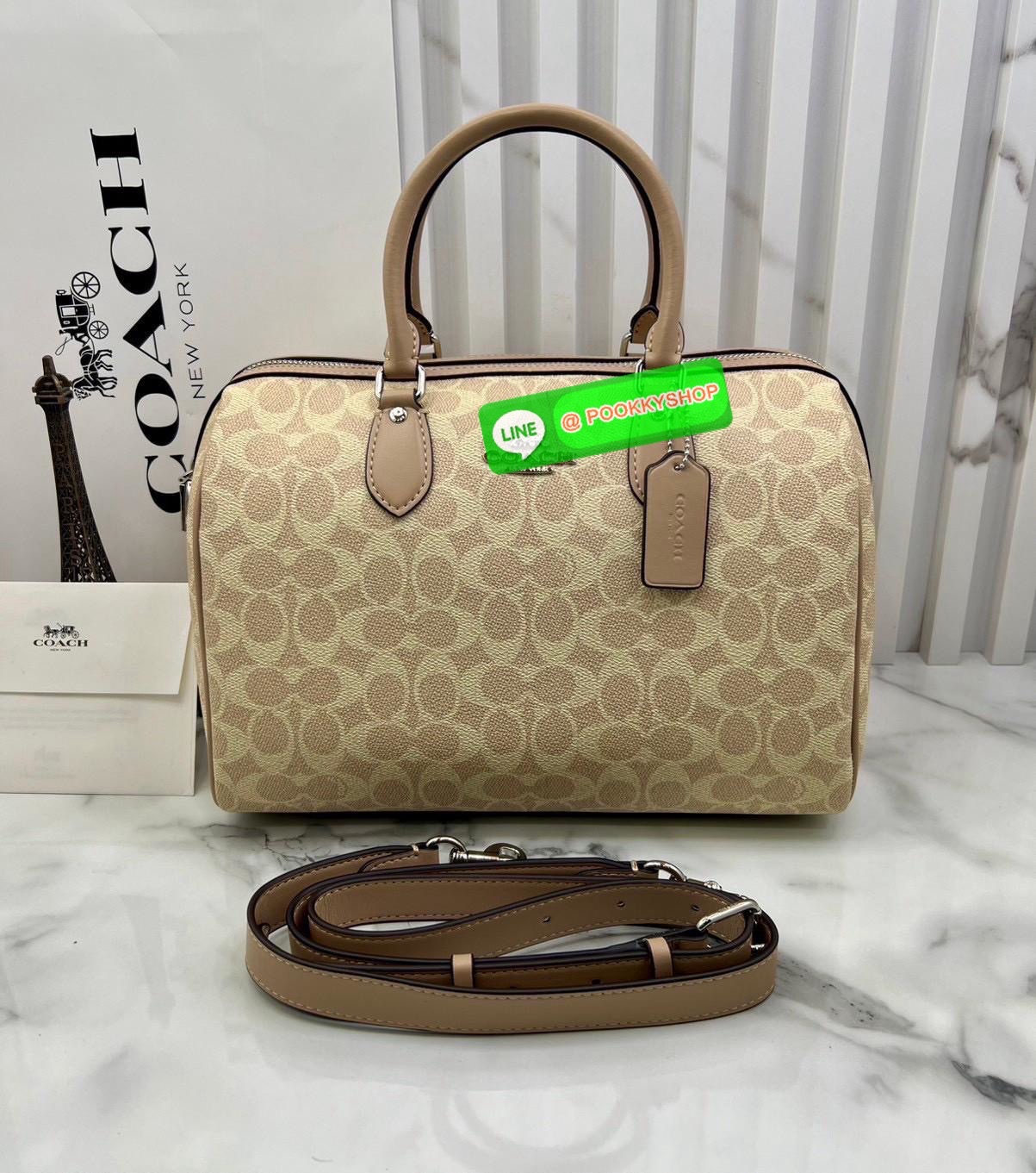 COACH ROWAN SATCHEL IN SIGNATURE CANVAS จุดเด่นของกระเป๋าทรงsatchel bag คือรูปทรงของกระเป๋าดูแข็งแรง มั่นคง ไม่เสียทรงง่าย มาพร้อมหูหิ้วที่ด้านบนของกระเป๋า ลายแคนวาสที่เป็นซิกเนเจอร์แบบเอกลักษณ์ ช่องใช้งานทุ้งภายในและภายนอก นอกจากนี้ กระเป๋าประเภทนี้ยังมี