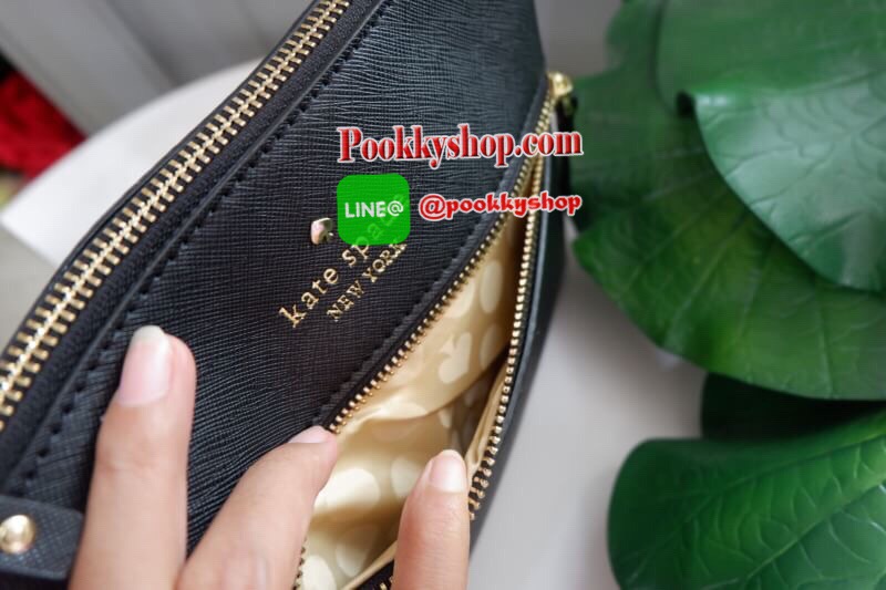 Kate Spade new york saffiano crossbody bag ด้านหน้ามีหนึ่งช่องซิปสำหรับใส่มือถือหรือของจุกจิก เปิดปิดกระเป๋าช่องหลักแบบซิป ด้านในโล่ง มีช่องให้ใส่ของจุกจิกหนึ่งช่อง สายสะพายถอดไม่ได้ เลื่อนปรับระดับได้