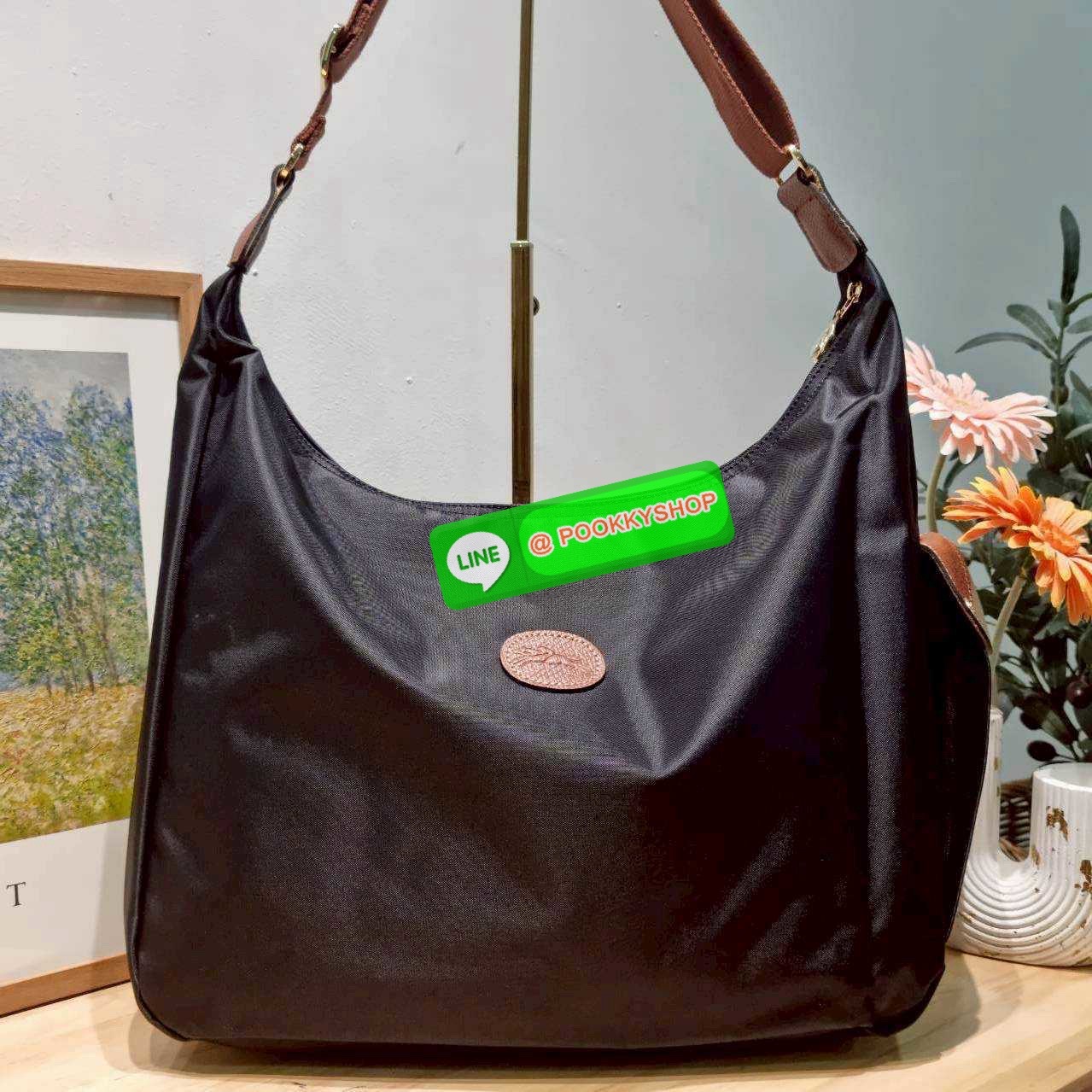 🔆 Model Longchamp le pliage hobo bag 🔆 Details กลับมาอีกครั้งกับรุ่นหายาก กระเป๋าทรงโท้ท ใบใหญ่กำลังดี จุของได้เยอะมากๆ ใส่โน้ตบุ้คได้ ใช้ไปทำงานแมทช์ได้กับทุกไลฟ์สไตล์ ด้านข้างมีกระเป๋าเล็กๆใส่ของจุกจิกหรือโทรศัพท์ได้ เปิด-ปิดกระเป๋าด้วยซ