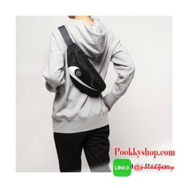 NIKE HERITAGE HIP PACK รุ่น BA6110-011 กระเป๋าทรงคาดเอวและคาดหน้าอกสไตล์สปอร์ต เปิดปิดด้วยซิปคู่ ภายในใส่กระเป๋าสตางค์ยาวได้ ด้านหน้าสกรีนตามลายต่างๆของนักออกแบบชื่อดังสาย มีคาดปรับความยาวได้ฟรีไซส์ น้ำหนักเบา เป็นกระเป๋าที่เปิดกว้างหาของได้ง่าย และใช้ได้