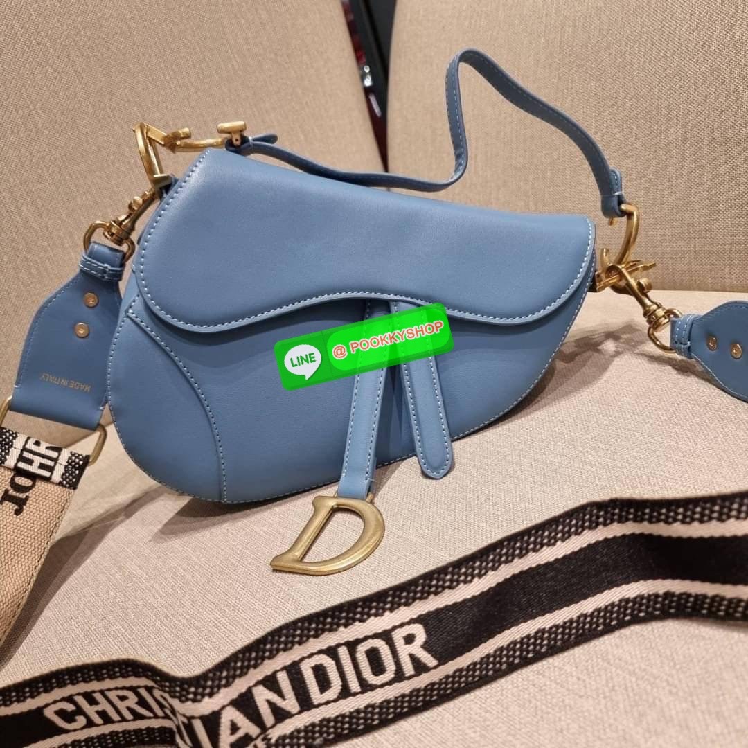 CD SADDLE BAG CALFSKIN กระเป๋าสะพายข้างพรีเมี่ยมกิ๊ฟ ทรงสวยไม่ซ้ำใคร กิมมิคในตัว ดูแพง ไซส์ใหญ่ ดีไซน์ย้อนยุค เป็นเอกลักษณ์สวยทุกแบบ เปิด-ปิดด้วยกระดุมแม่เหล็กซ่อน ใช้งานง่ายมากๆ ภายในเป็นช่องโล่ง มีช่องซิป วัสดุหนังลูกวัวฟอกสี ใส่ของสำคัญได้เลย หมดห่วง ม