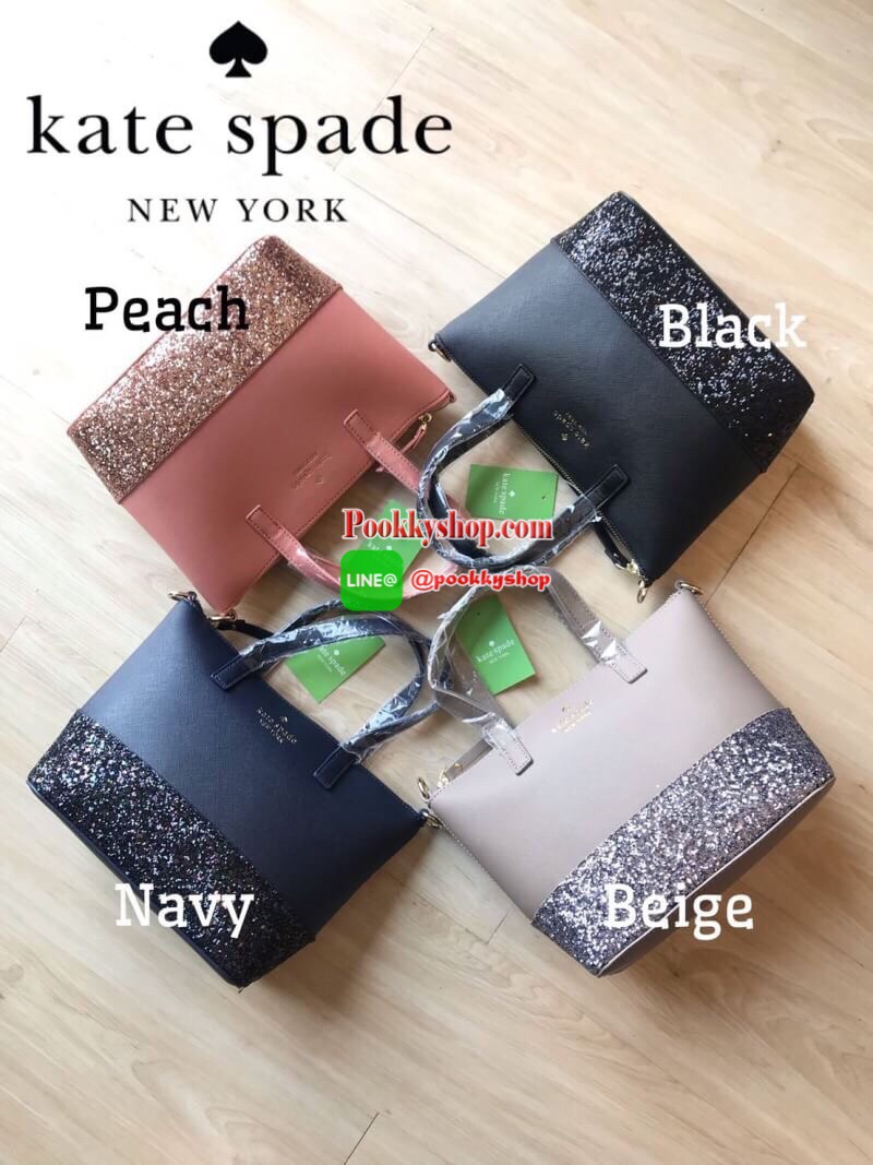 Kate Spade INA Greta Court Glitter Crossbody กระเป๋าถือหรือสะพายใบเล็ก วัสดุหนัง Saffiano สวยหรู ด้านหน้าประดับโลโก้สีทองสวย ก้นกระเป๋ามีดีเทลด้วยGlitter วิ้งๆดูหรู ภายในมีช่องซิปและช่องเล็ก สามารถใส่ ipad mini กระเป๋าสตางค์ใบยาวและของจุกจิกได้เยอะ มีหมุด