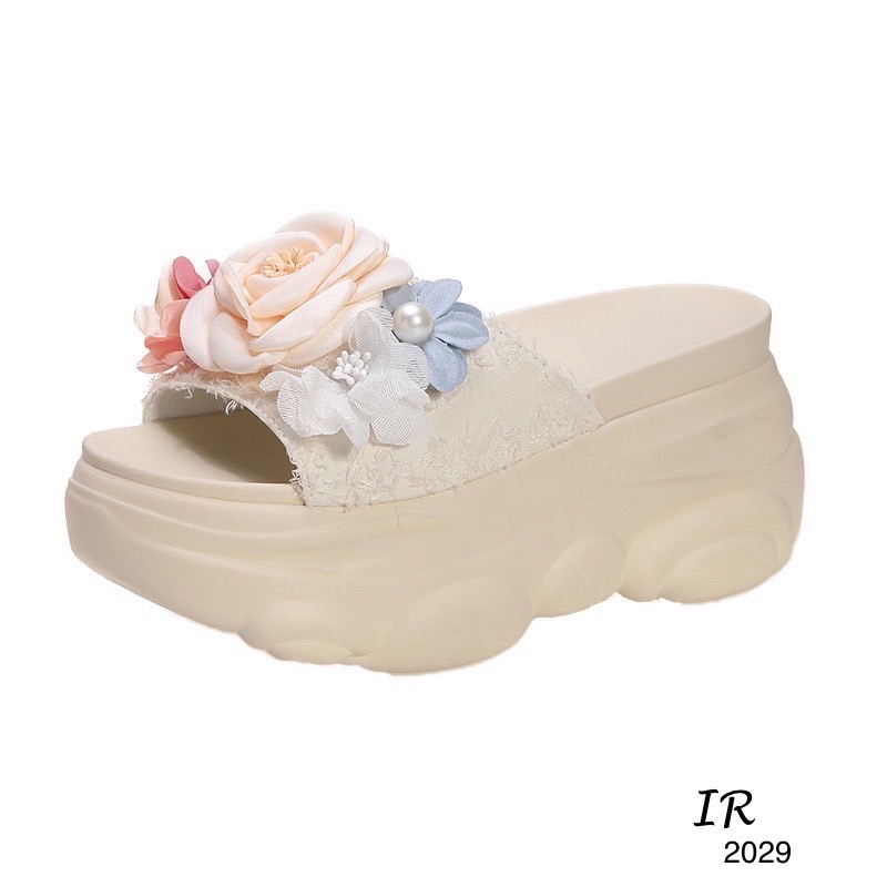 แบบขายดี!!! พร้อมส่ง งานนำเข้าพื้นหมีตัวใหม่น่ารักมากค่า รองเท้าสวมเตารีดแต่งดอกไม้ดีไซน์น่ารักมาก สูง 3 นิ้ว ทรงสโลปไม่เทหน้ามาก เดินง่ายไม่ปวดข้อเท้า ใส่สวย ช่วงนี้ส้นตัวนี้กำลังอินนะค่า