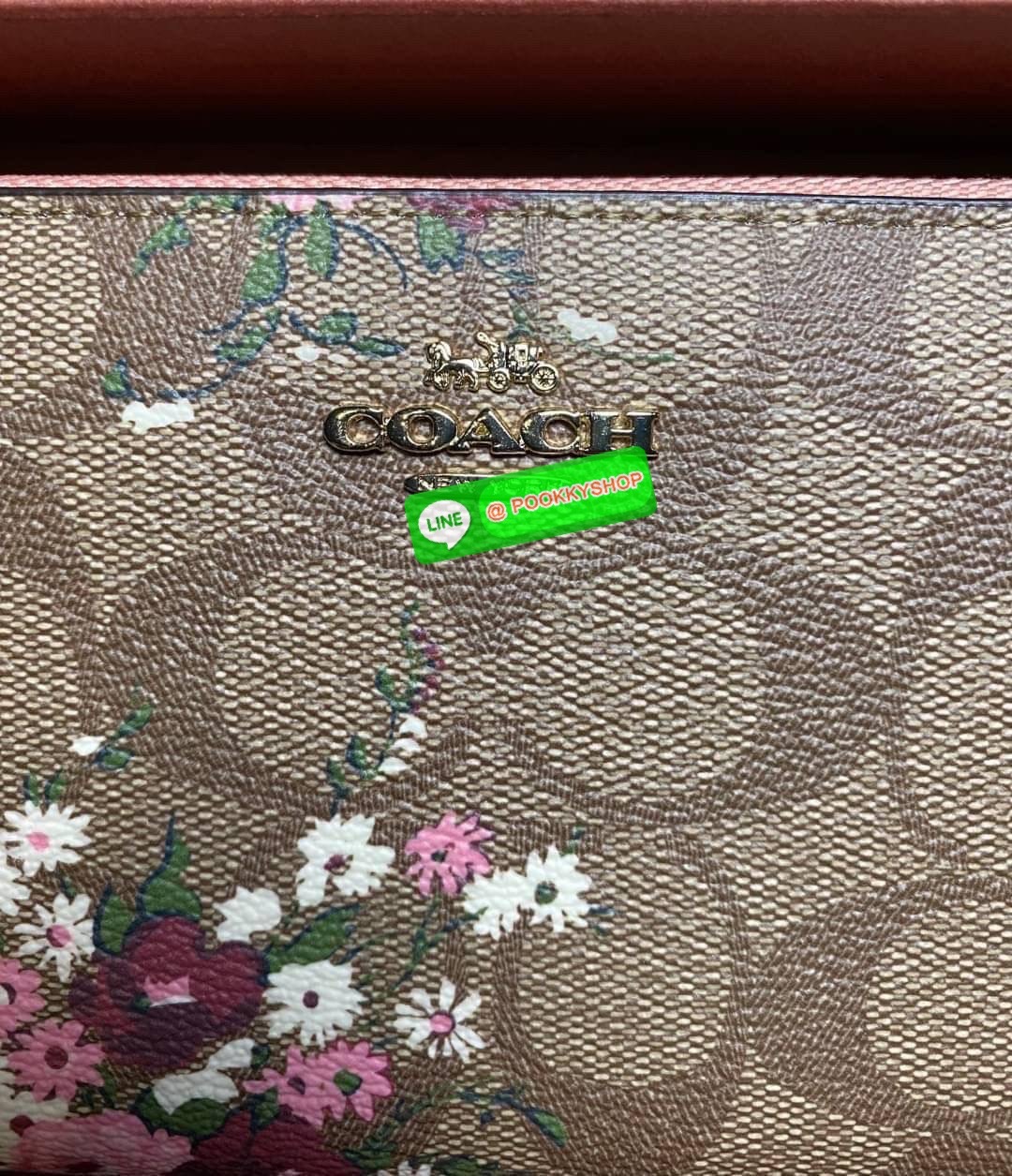 พร้อมส่ง 📌อุปกรณ์มาพร้อมกล่อง/แคร์การ์ด/ถุงกระดาษ/พวงกุญแจ COACH ACCORDION ZIP WALLET IN SIGNATURE CANVAS กระเป๋าสตางค์ใบยาว ซิปรอบ ใช้งานง่าย ด้วยฟังค์ชั้น ด้านใน ใส่บัตรได้จุใจ มีช่องซิปใส่เหรียญตรงกลาง โดนใจหลายๆคนไปเรียบร้อยและคลาสสิค เรียบหรู