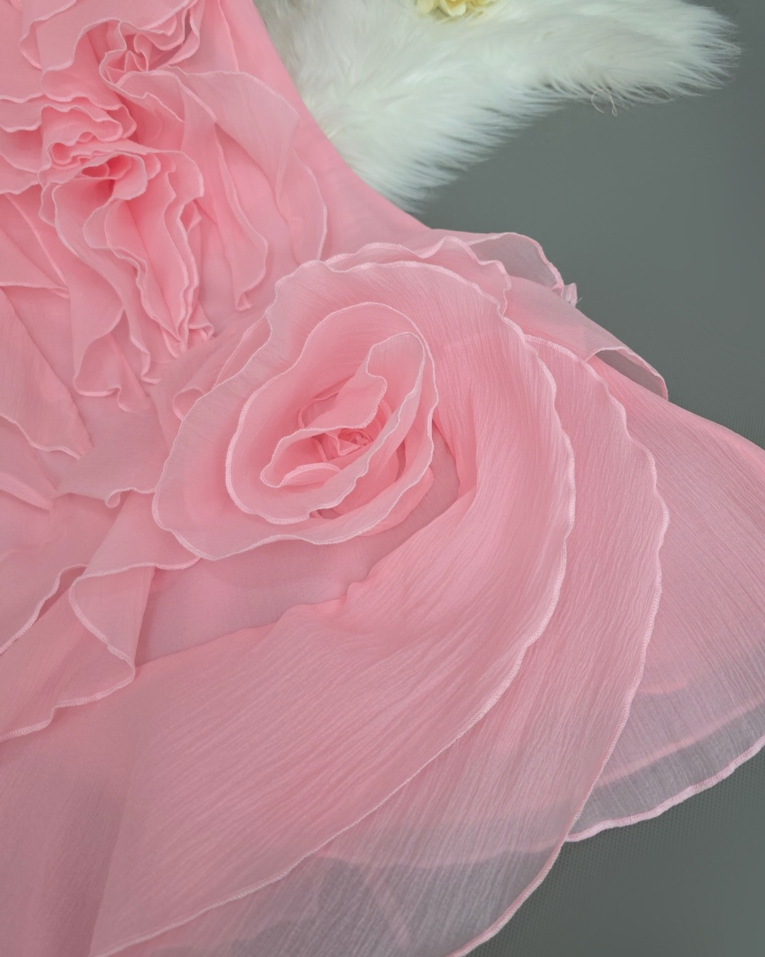 เดรสแฟชั่น เดรสกระโปรงสั้นเสื้อคอวีแขนกุด แต่งระบายคลุมต้นแขนเล็กน้อย มีเชือกผูกหลัง