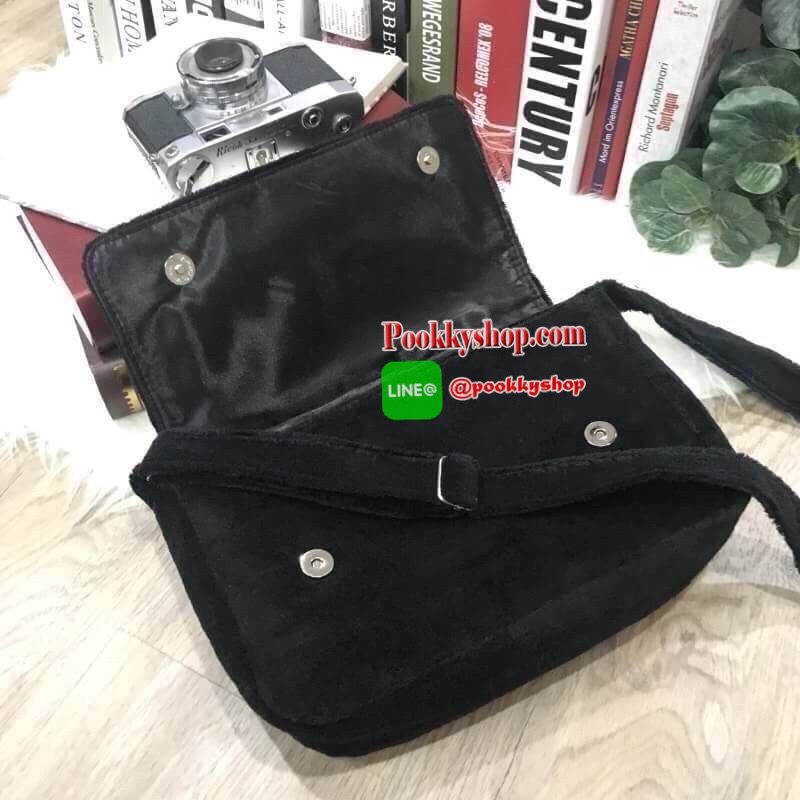 MUST HAVE! Chanel Beaute Crossbody Bag กระเป๋าถือหรือสะพายพรีเมี่ยมของเเท้จาก Chanel Cosmetic Counter VIP Gift รุ่นแนะนำวัสดุขนวูฟสีดำหนานุ่มตัดโลโก้แบรนด์หนังแก้วสวยโดดเด่น น้ำหนักเบา เปิดปิดด้วยฝาปิดกระดุมแม่เหล็ก ใบใหญ่กำลังดีใส่ ipad กระเป๋าสตางค์ใบยา