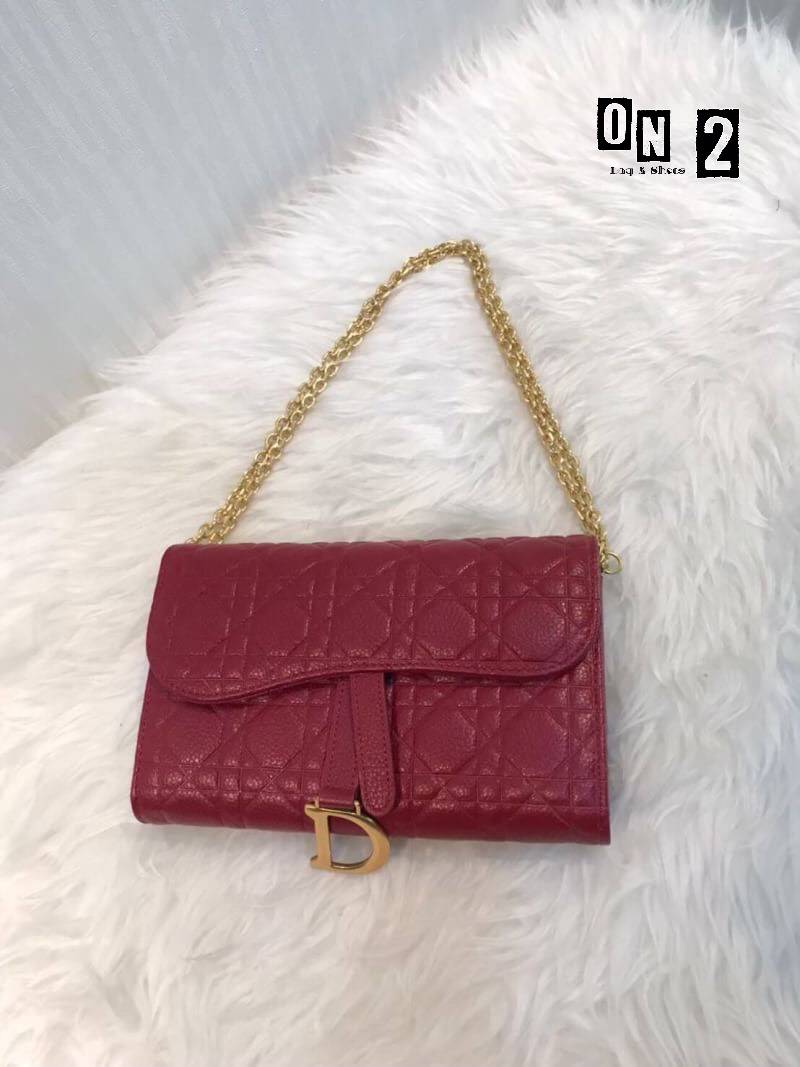 Dior clutch with Crossbody Bag Size 8 inch 🔺หนังวัว(leather) 🔺ด้านในมีช่องใส่นามบัตร ใช้เป็นกระเป๋าสตางค์ได้เลยค่ะ 🔺มีสายยาวโซ่ 1 เส้น (Have 1 chain)