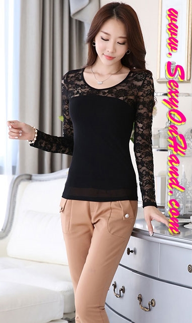เสื้อยืดแขนยาวสีดำ แต่งผ้าลูกไม้ซีทรู ช่วงไหล่ เนื้อผ้า ยืดและลูกไม้เกรดหรู
